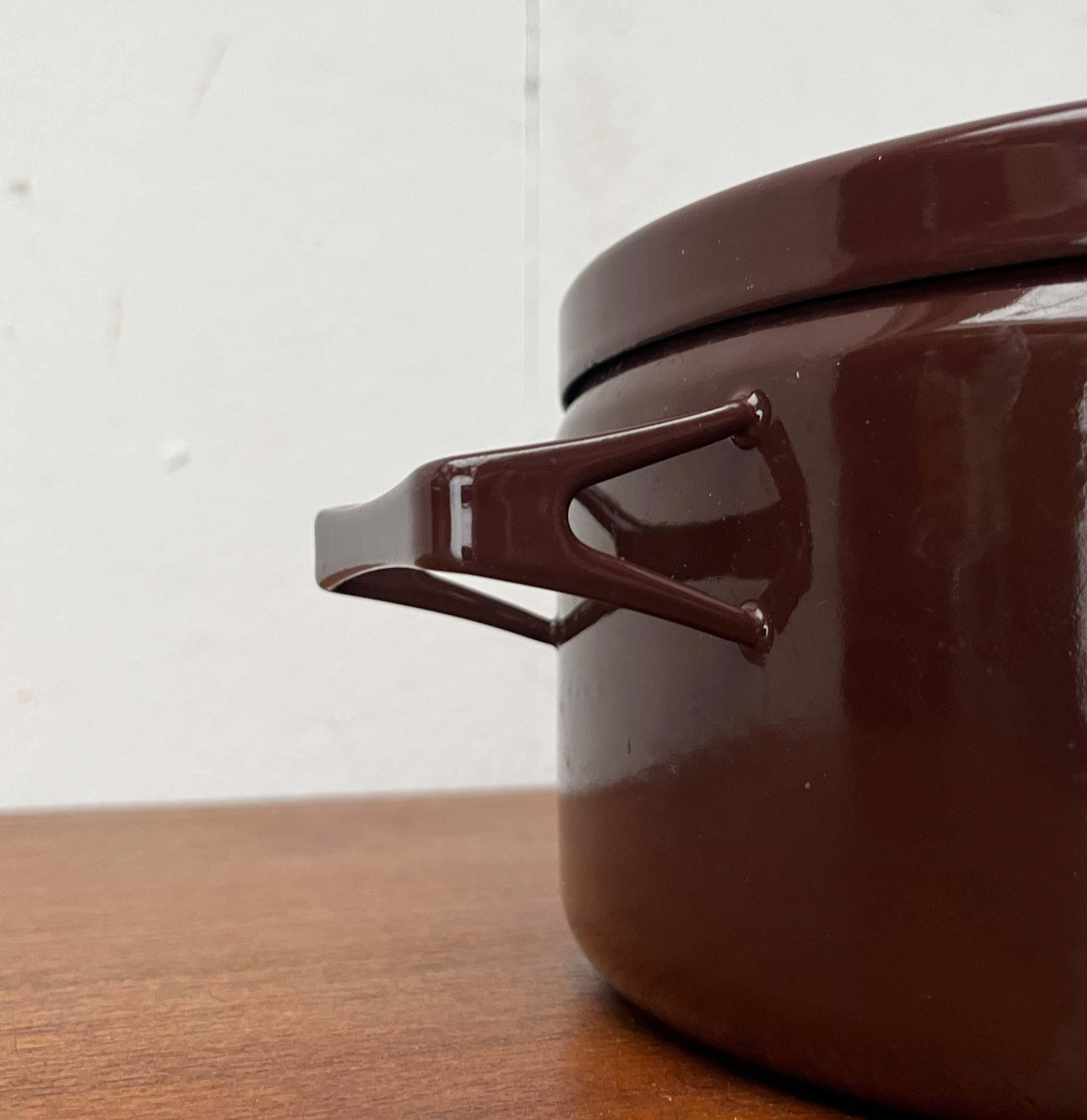 Moderner brauner minimalistischer Emailletopf Seppo Mallat Finel Finnland 1960er Jahre im Zustand „Gut“ im Angebot in Hamburg, DE