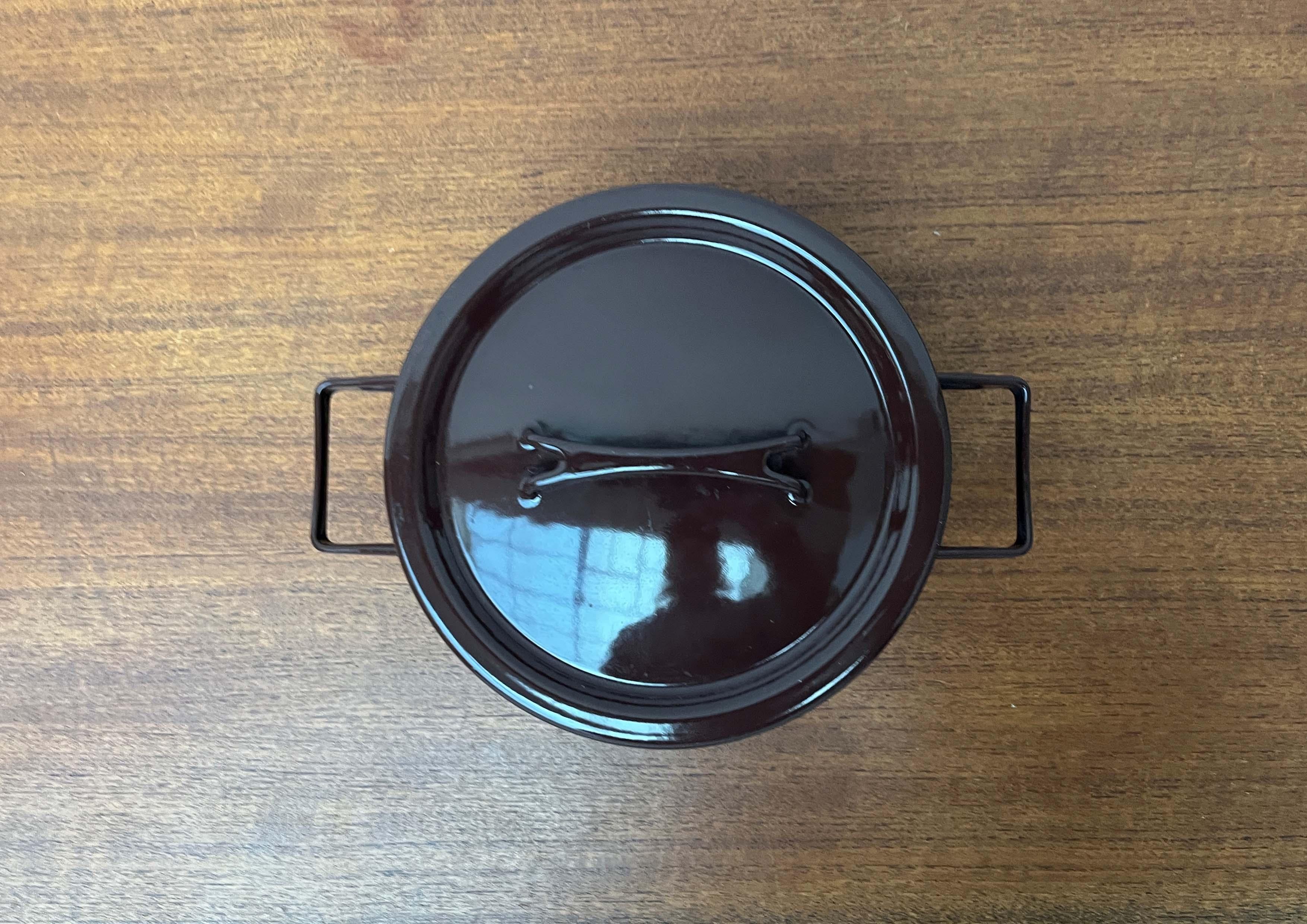 Mid-Century Modern Brown Minimalist Enamel Pot Seppo Mallat Finel Finland 1960s (Metall) im Angebot