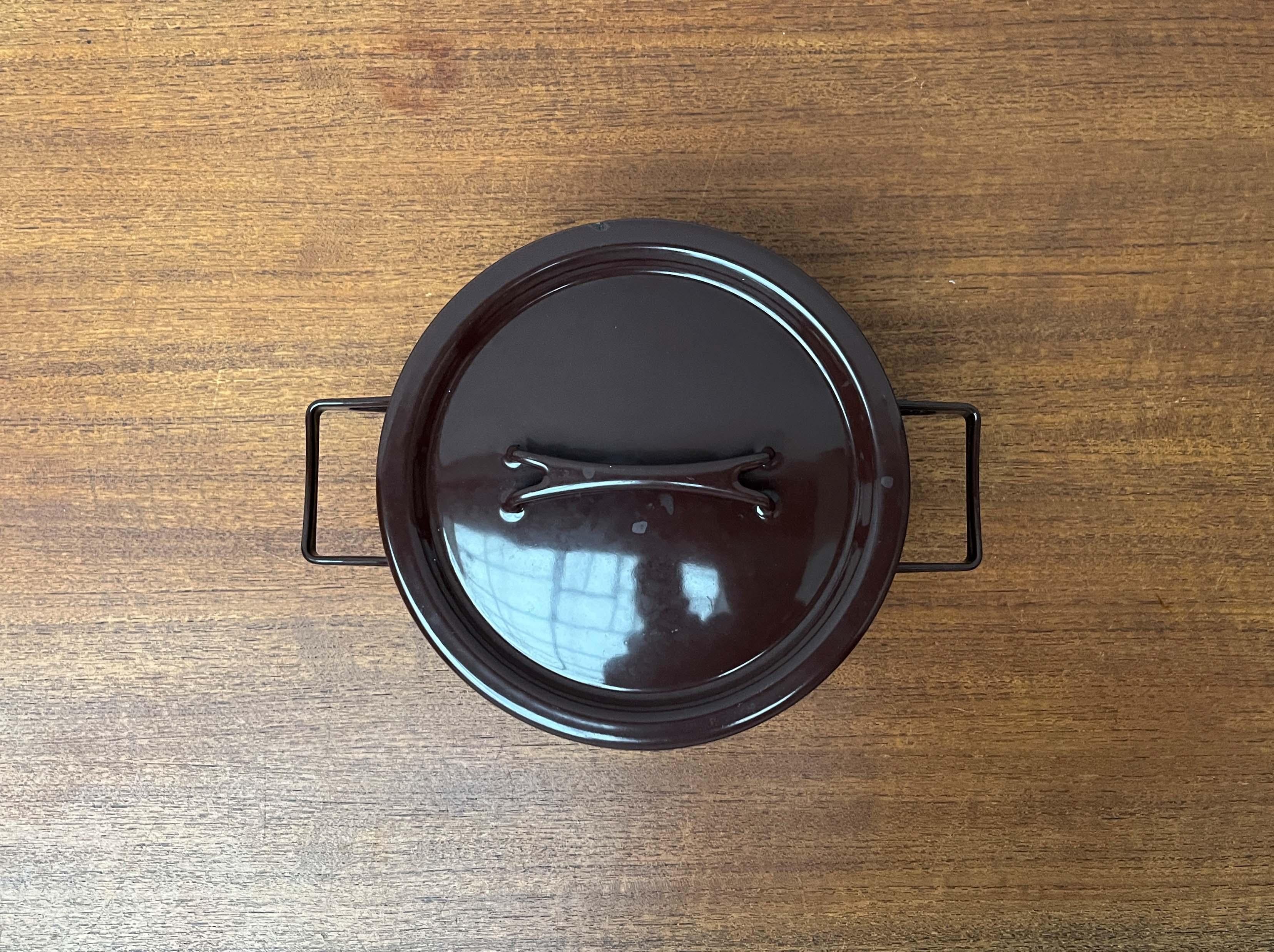 Moderner brauner minimalistischer Emailletopf Seppo Mallat Finel Finnland 1960er Jahre im Angebot 1