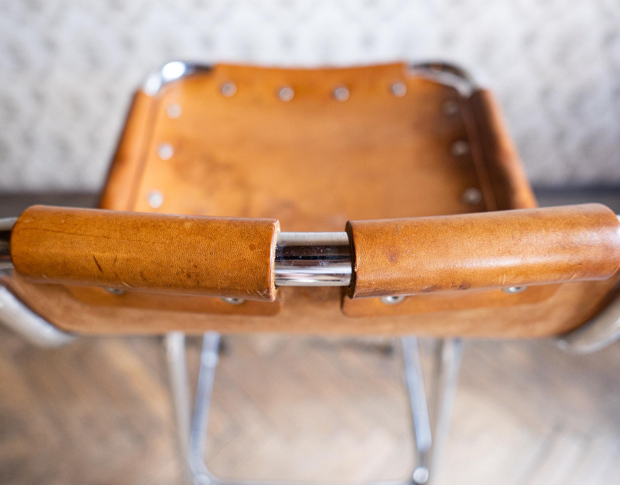 Tabouret de bar en cuir de selle marron de style mi-siècle moderne par Charlotte Perriand, années 60 en vente 5