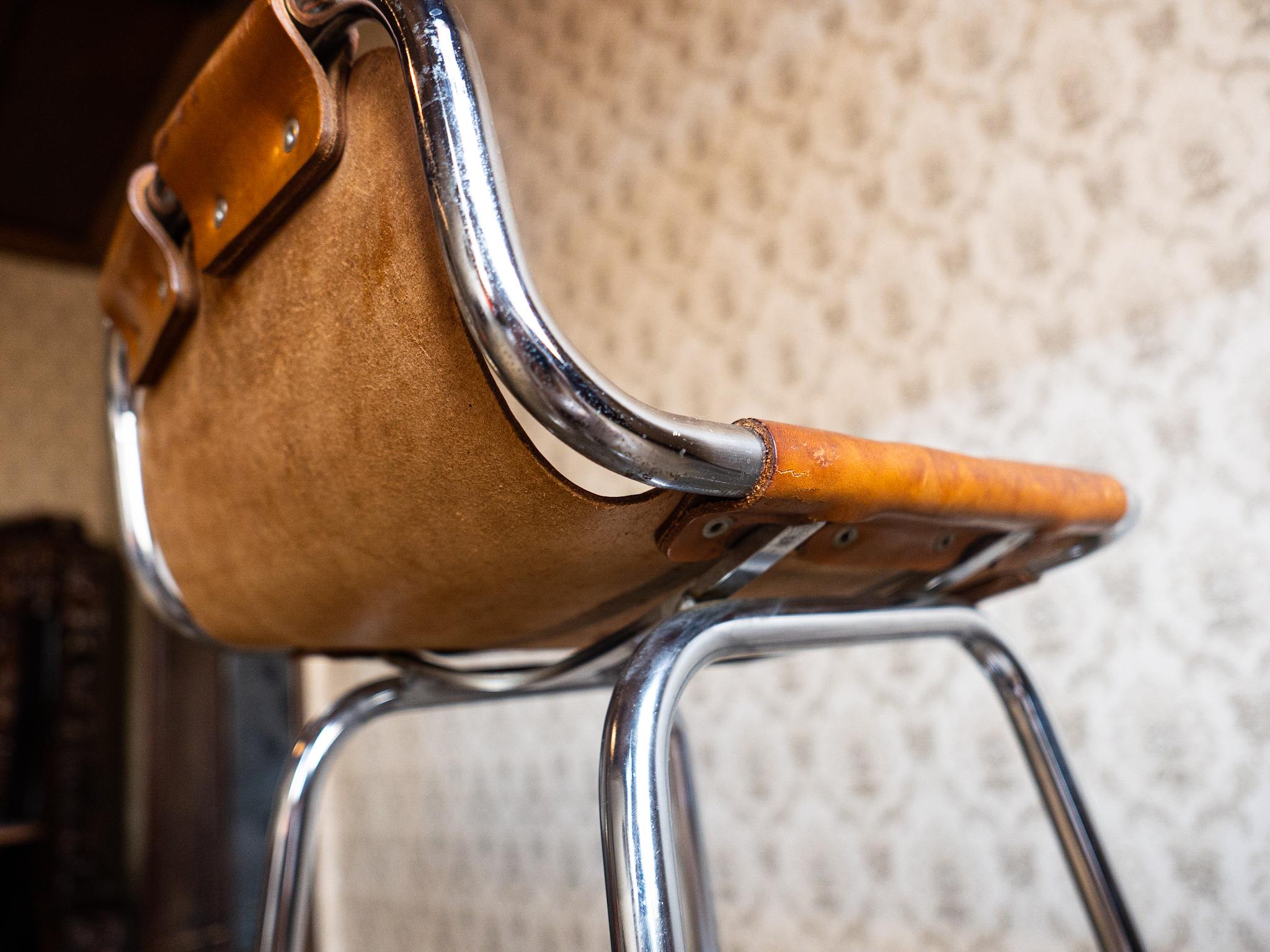 Tabouret de bar en cuir de selle marron de style mi-siècle moderne par Charlotte Perriand, années 60 en vente 10