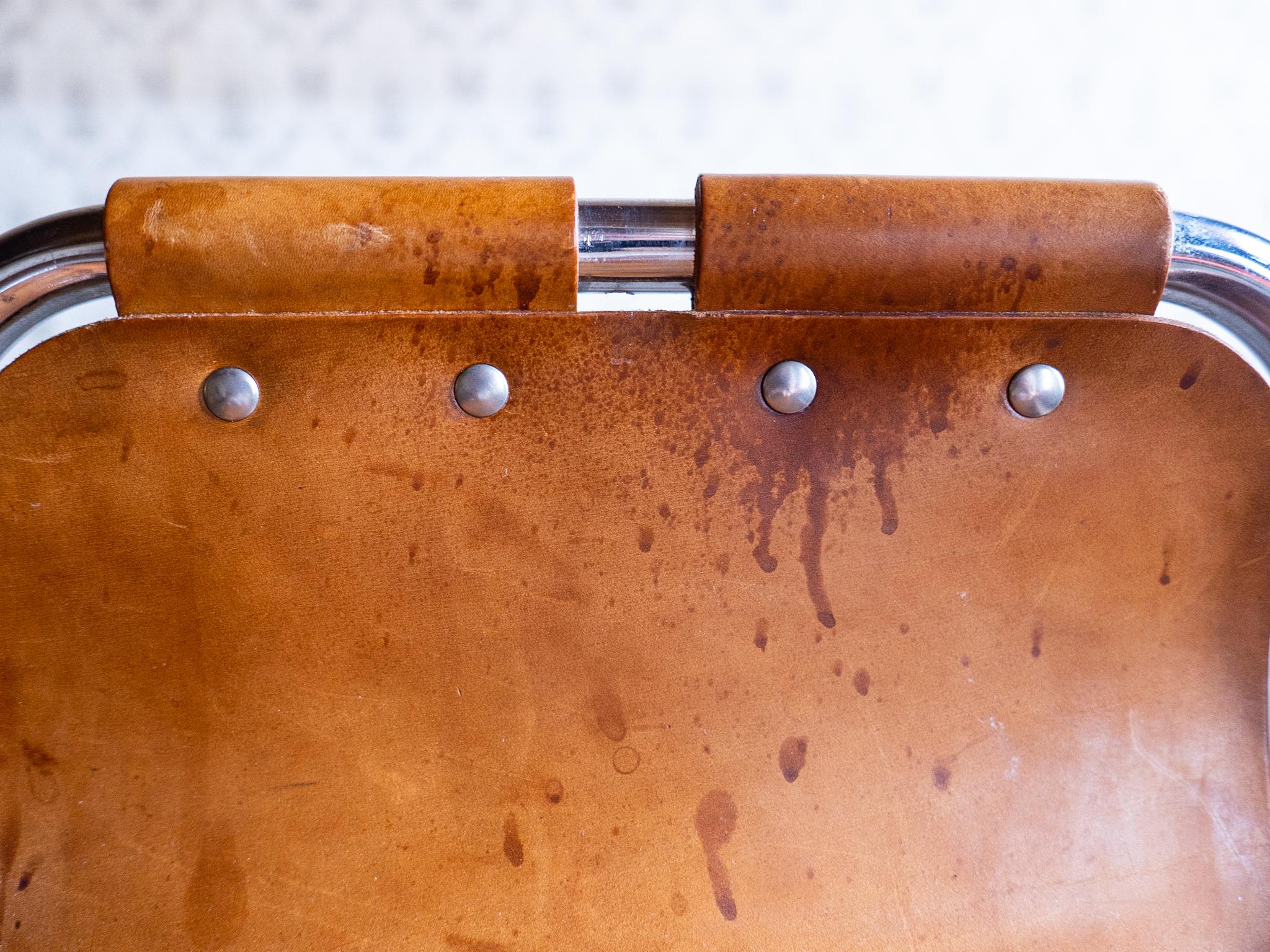 Tabouret de bar en cuir de selle marron de style mi-siècle moderne par Charlotte Perriand, années 60 Bon état - En vente à Vienna, AT