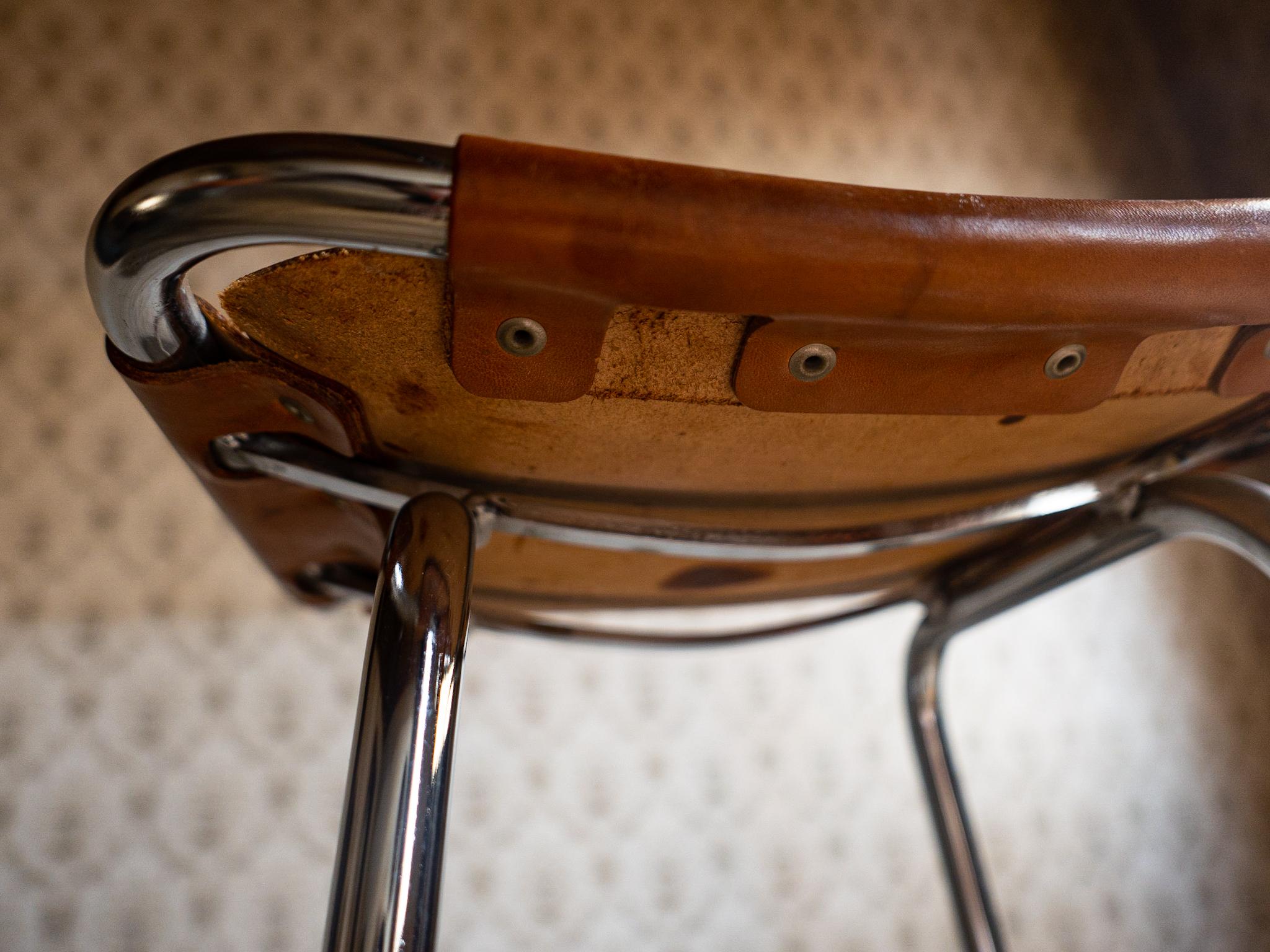 Tabouret de bar en cuir de selle marron de style mi-siècle moderne par Charlotte Perriand, années 60 en vente 1
