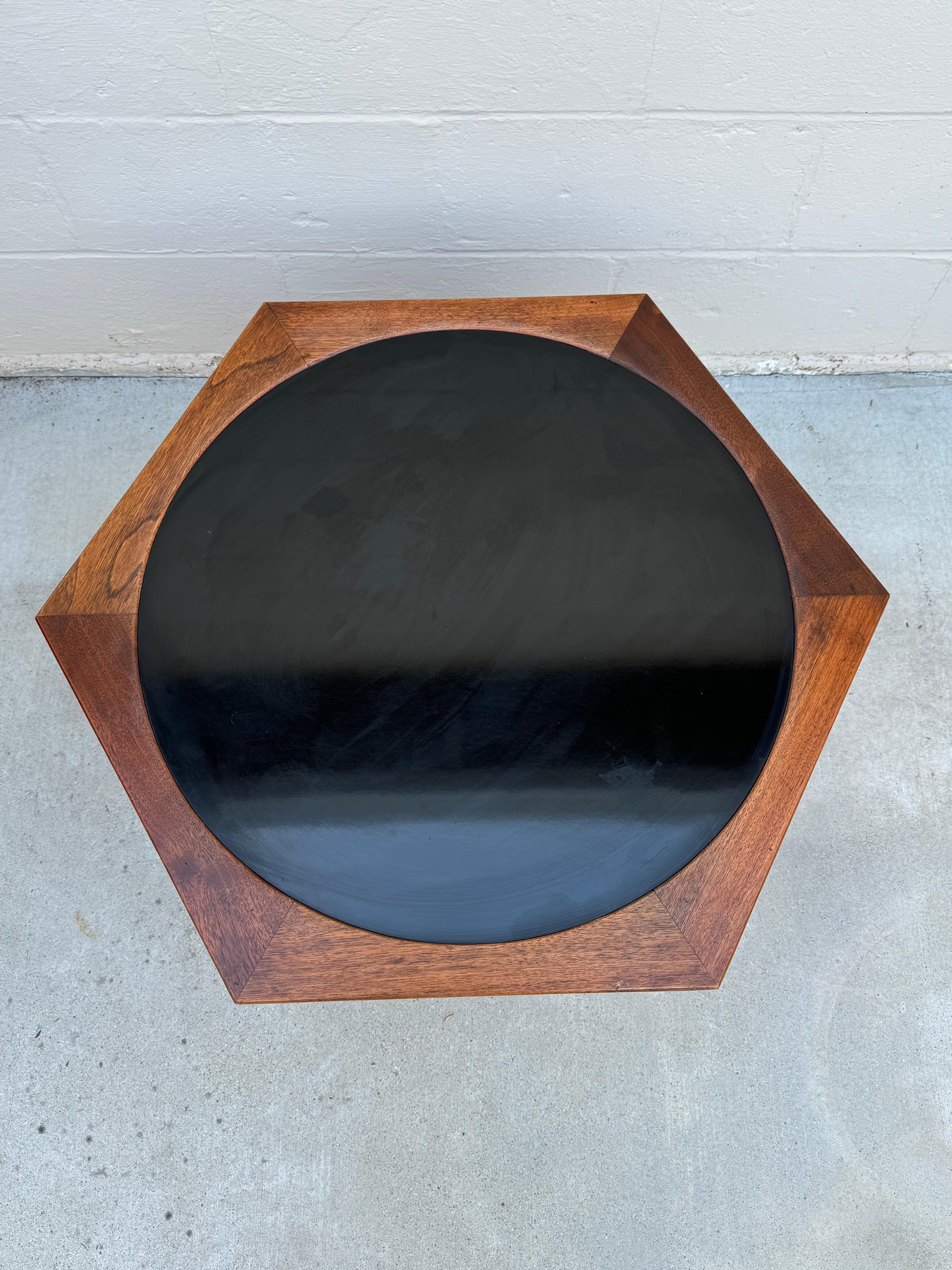 A vendre : Superbe table basse/côté moderne du milieu du siècle dans le style de Brown Saltman

Ajoutez une touche d'élégance mid-century à votre intérieur avec cette magnifique table basse ou table d'appoint. Fabriquée en noyer et revêtue d'un