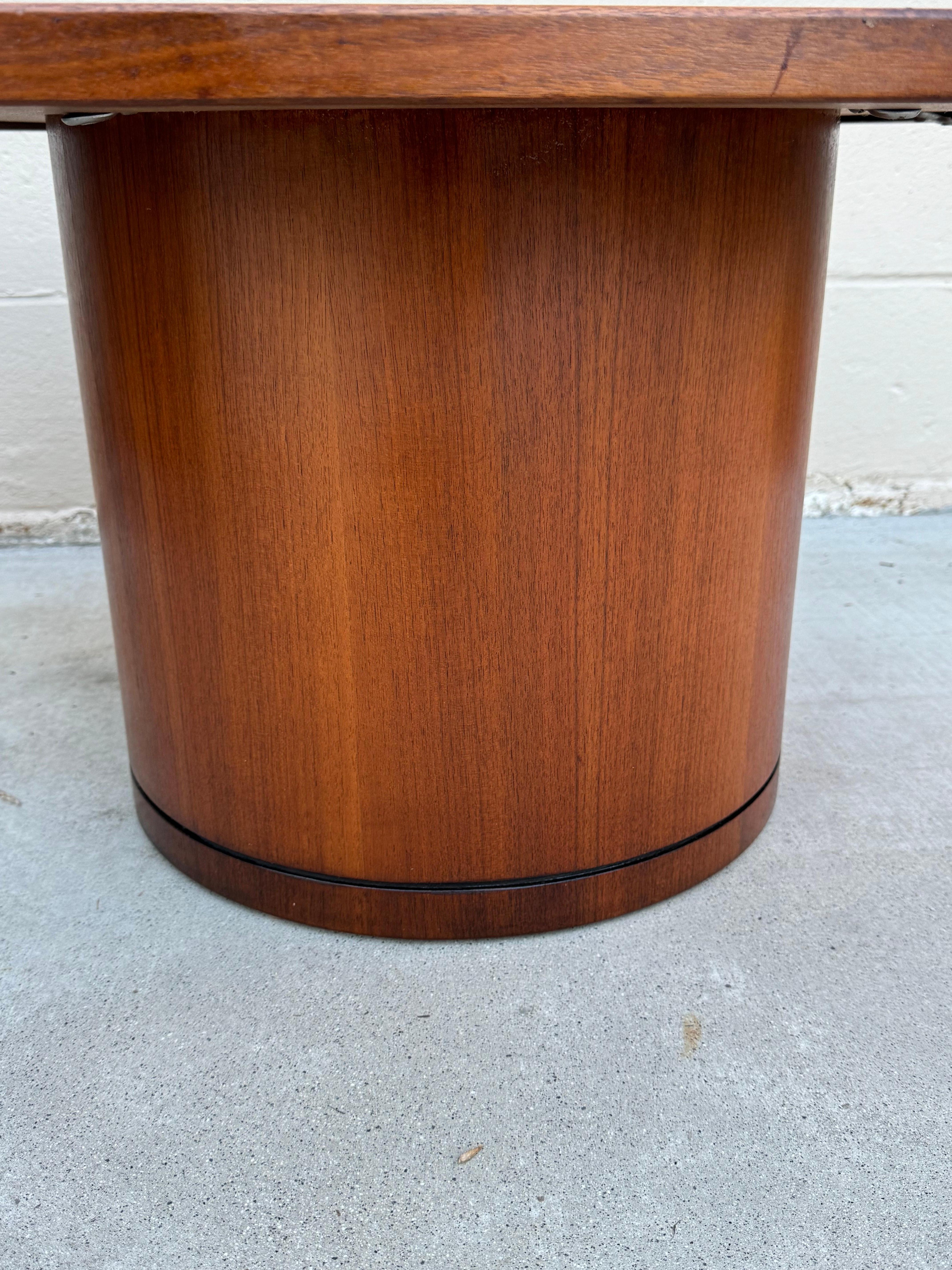 Mid-Century Modern Table basse à tambour hexagonale The Moderns Brown Saltman en vente