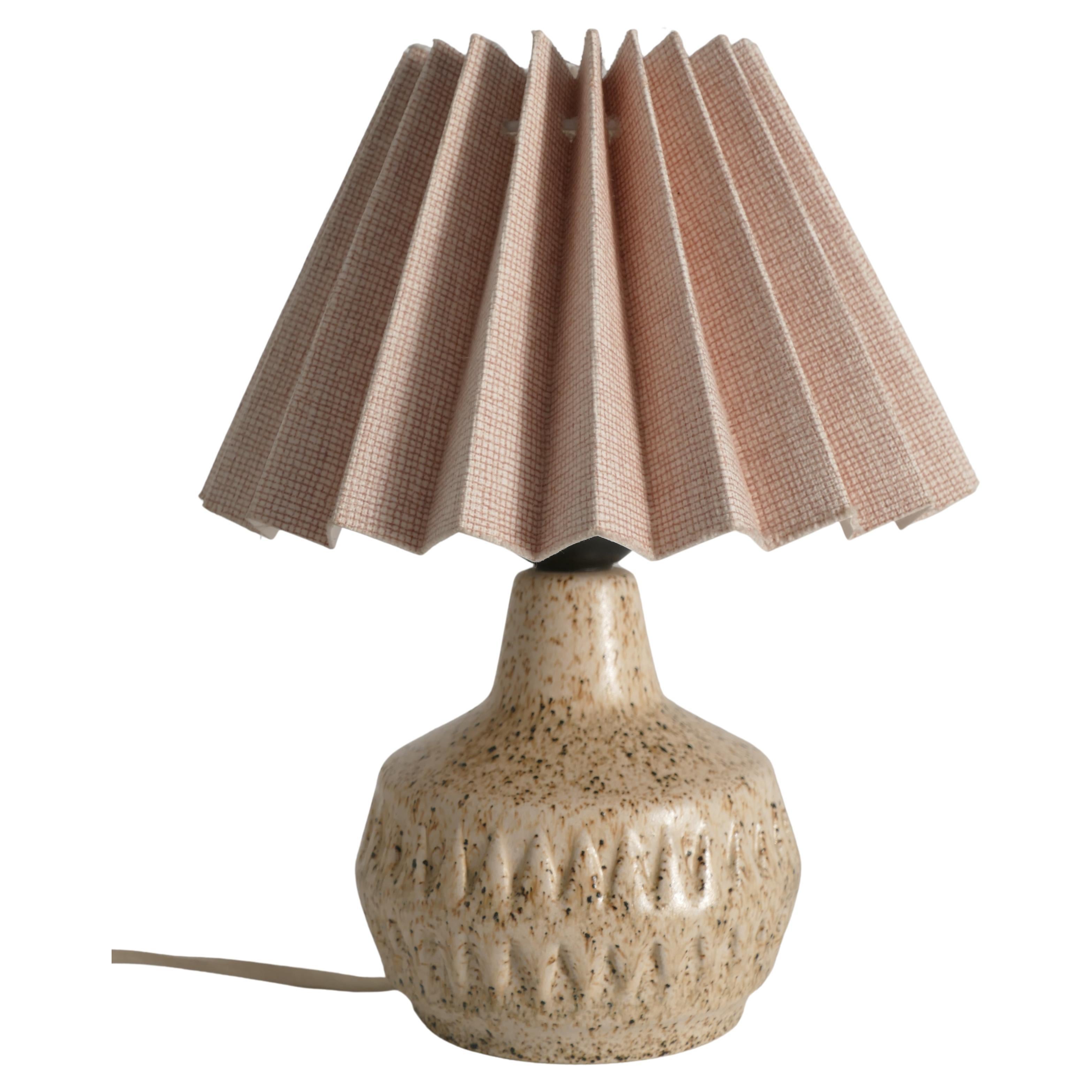Cette charmante lampe de table en grès brun moucheté du milieu du siècle a été fabriquée par EGO Stengods à Lidköping, en Suède, dans les années 1960. La lampe présente une forme compacte et arrondie avec un col étroit, magnifiquement proportionnée
