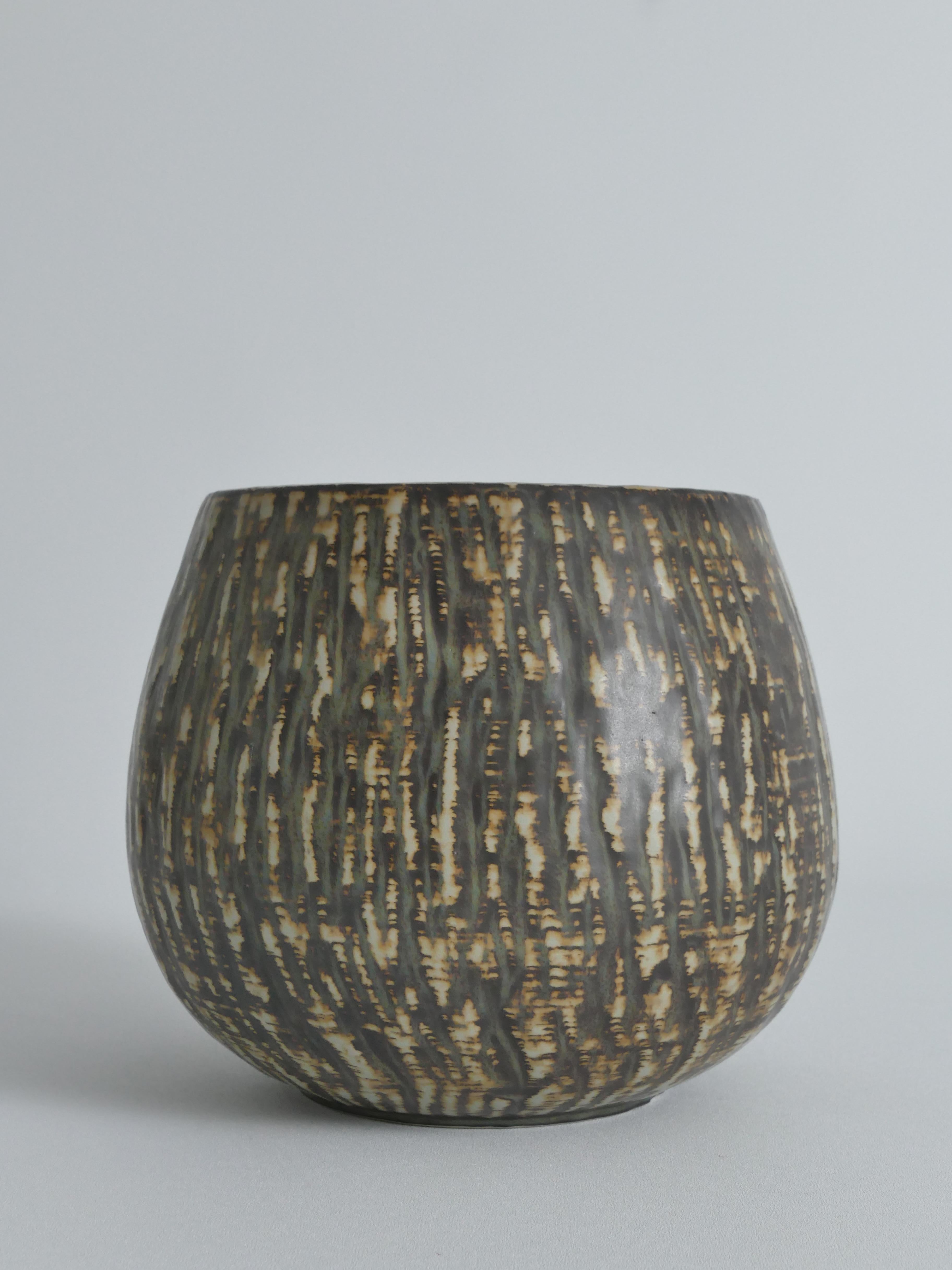 This exquisite stoneware vase, designed by the renowned Swedish ceramic artist Gunnar Nylund for Rörstrand, dates to the 1960s and belongs to the distinguished “Rubus” series. A striking example of Scandinavian Modern design, this piece—model number