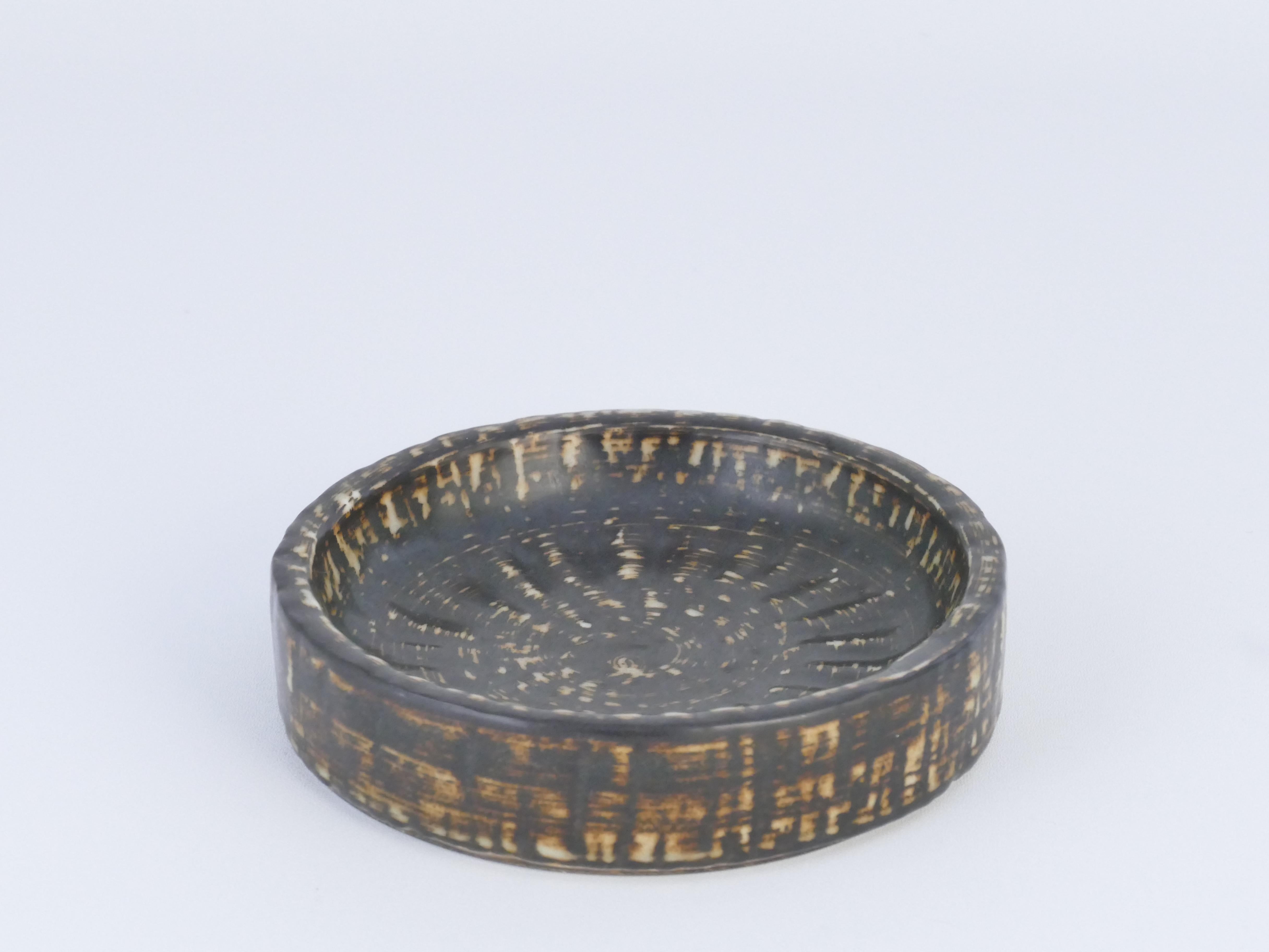 Diese exquisite Keramikschale aus Steinzeug, die von dem berühmten schwedischen Künstler Gunnar Nylund entworfen wurde, wurde in den 1960er Jahren von Rörstrand hergestellt. Diese Schale (Modell 1) gehört zur angesehenen Serie 