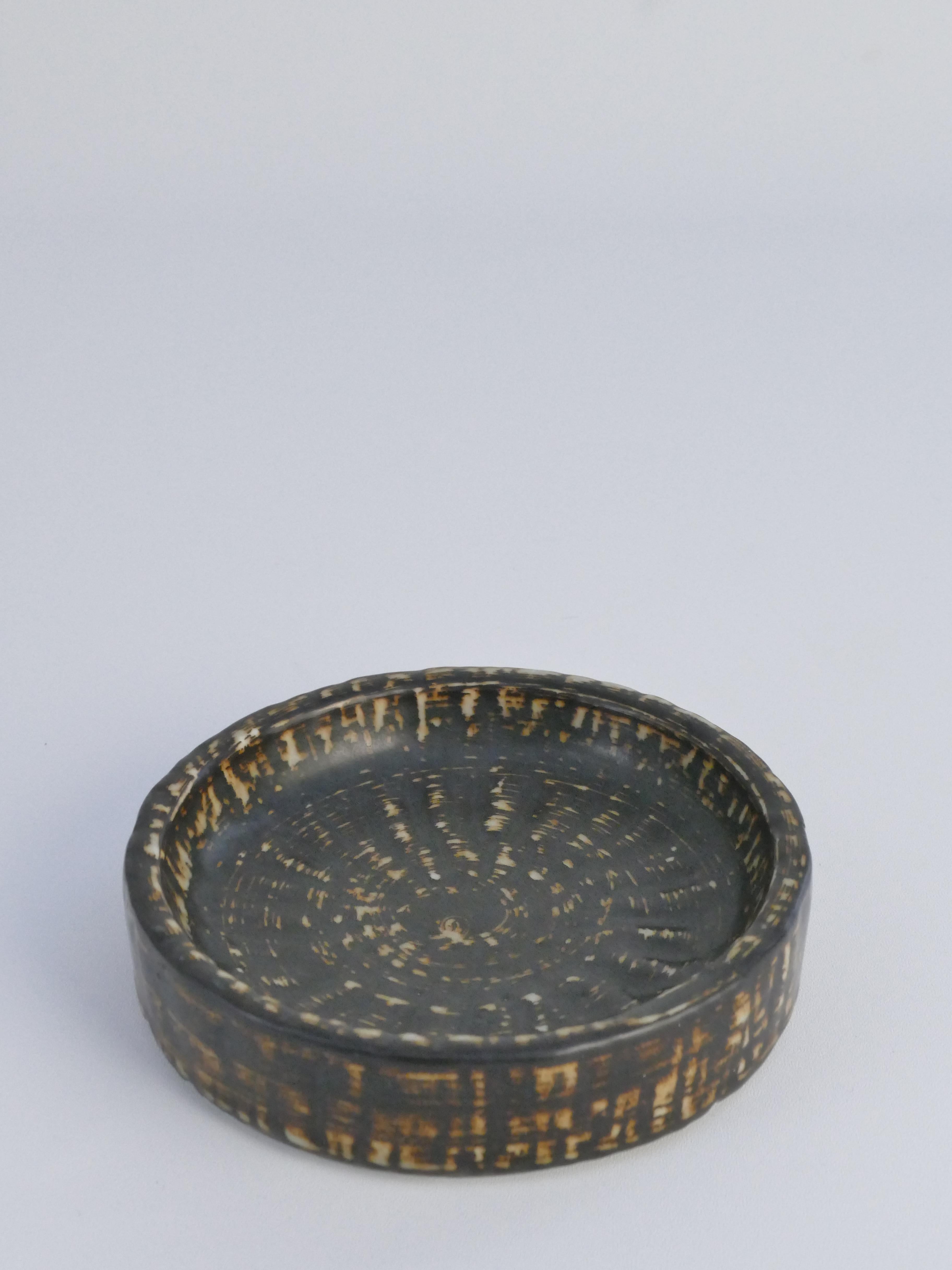 Brown Stoneware Rubus Bowl von Gunnar Nylund für Rörstrand, Mitte des Jahrhunderts, Modern im Zustand „Gut“ im Angebot in Grythyttan, SE