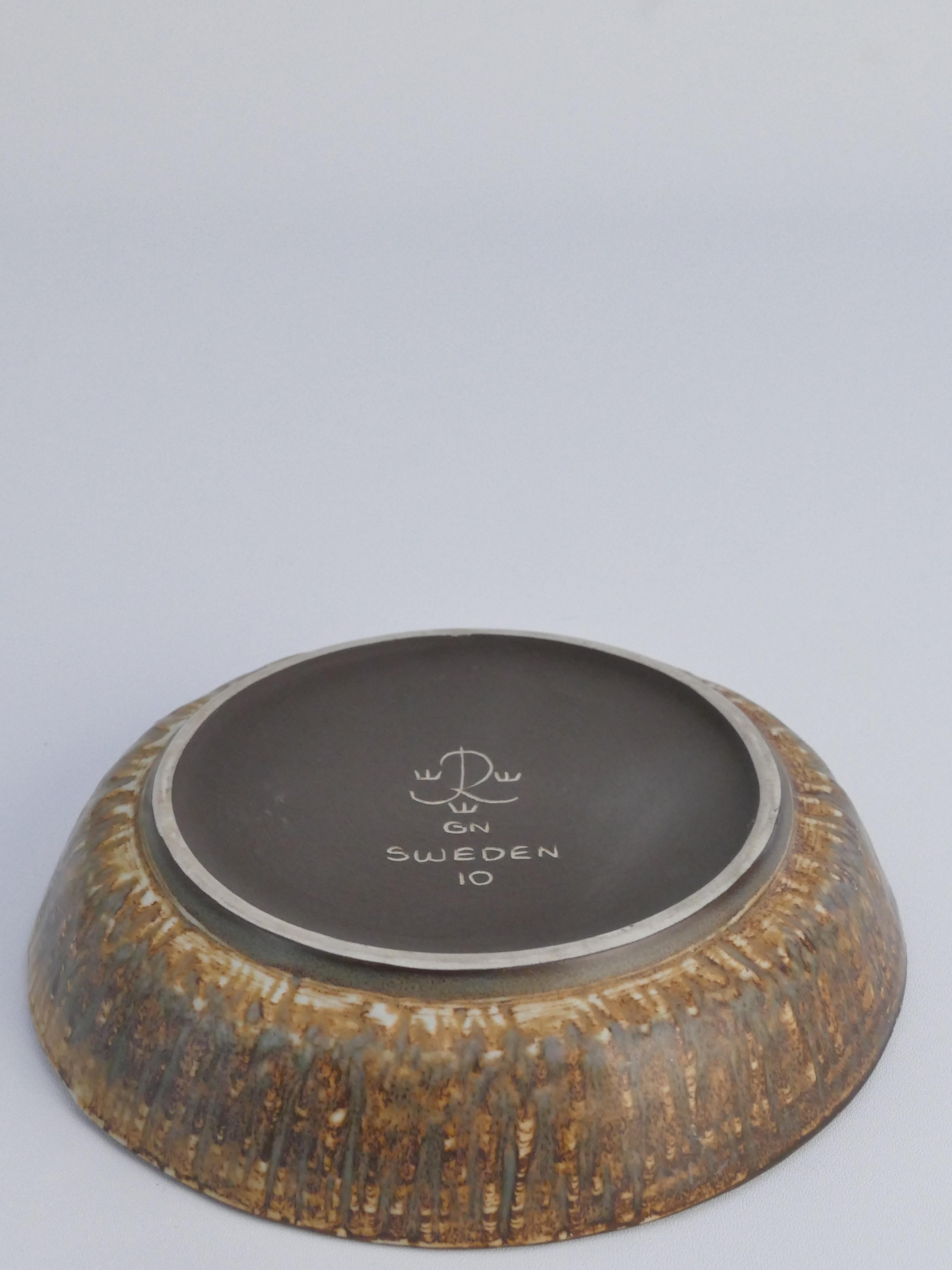 Metà XX secolo Ciotola Rubus di Gunnar Nylund per Rörstrand, in gres marrone, di epoca moderna. in vendita