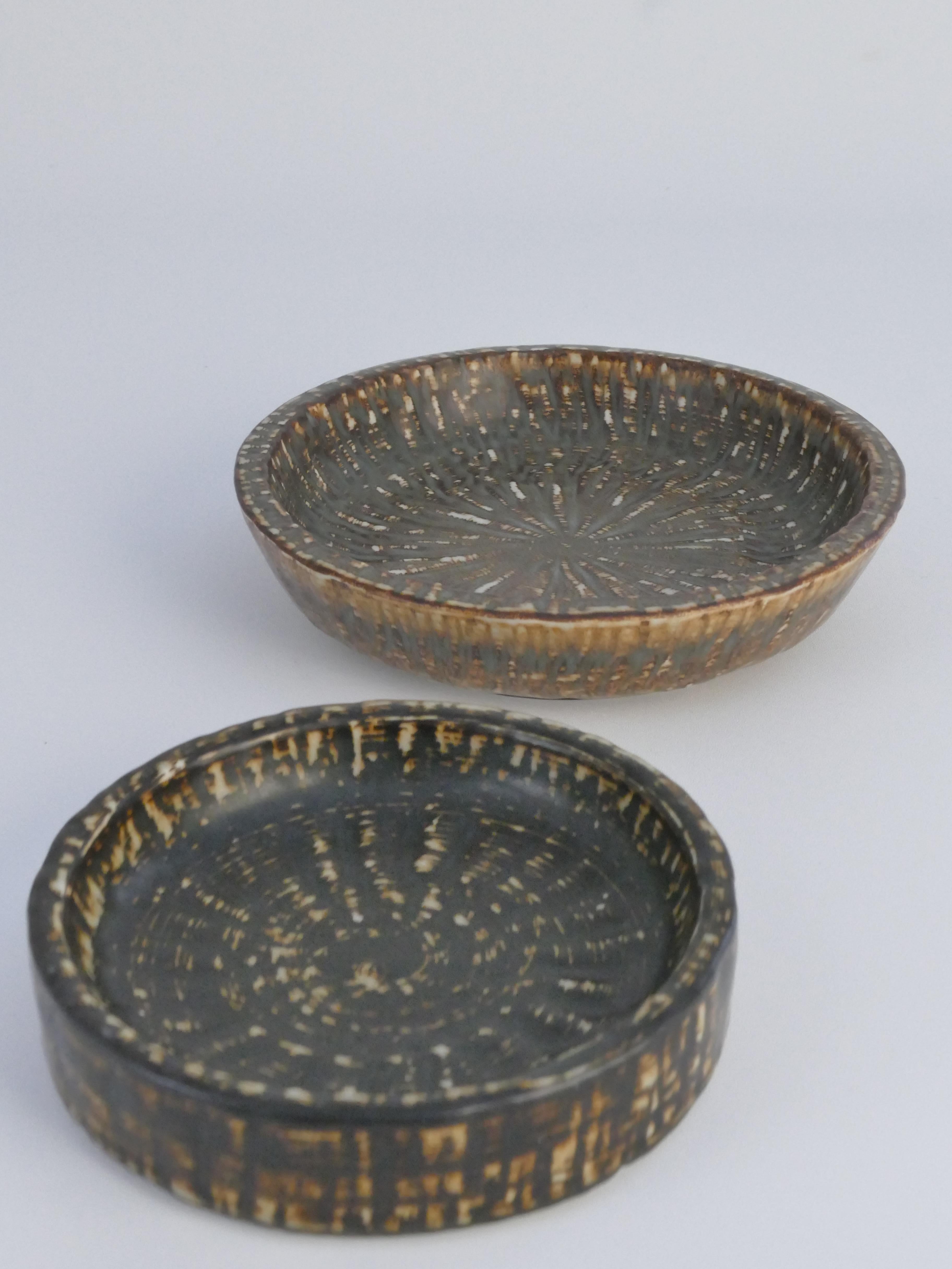 Brown Stoneware Rubus Bowl von Gunnar Nylund für Rörstrand, Mitte des Jahrhunderts, Modern (Steingut) im Angebot