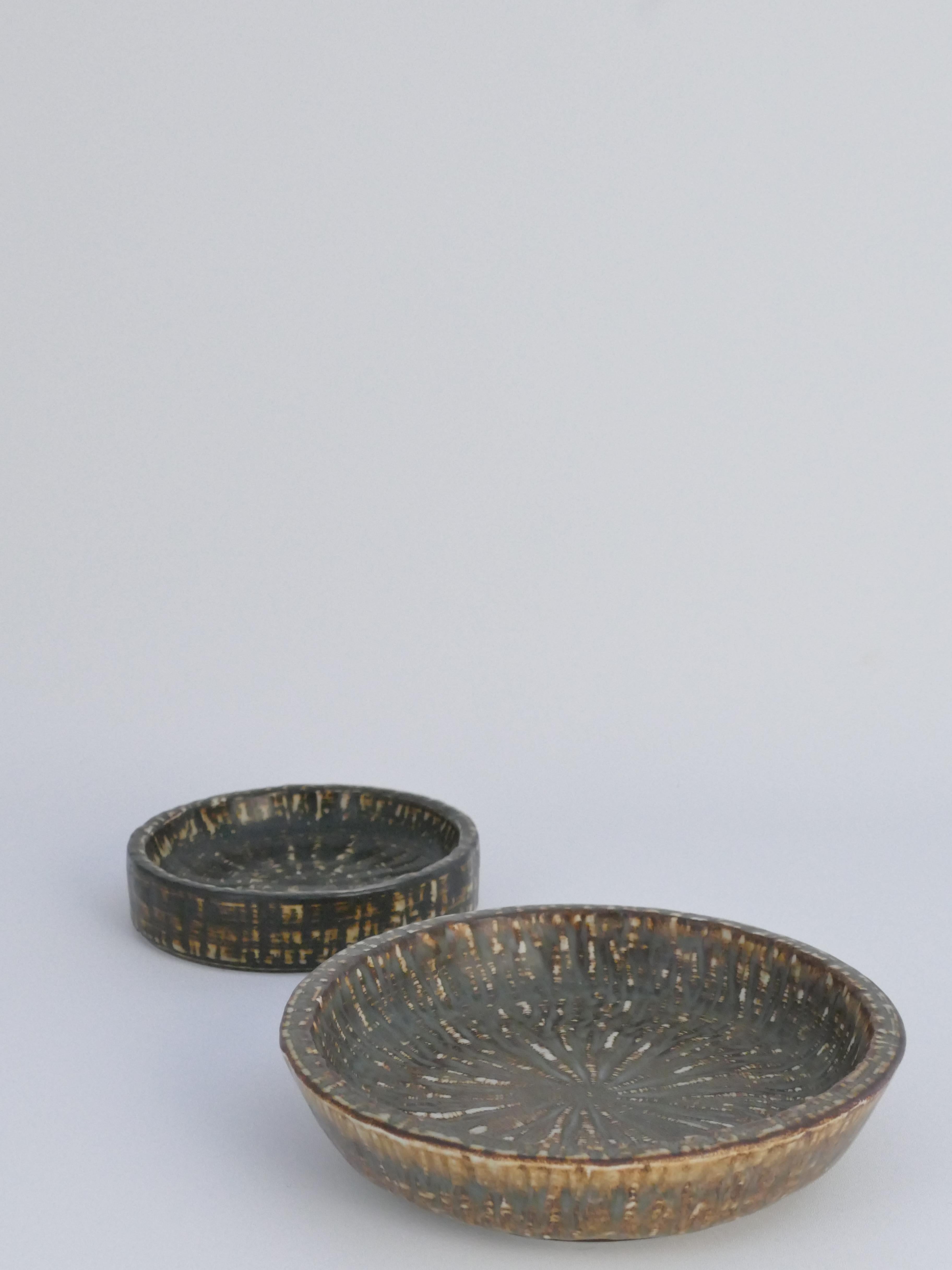 Brown Stoneware Rubus Bowl von Gunnar Nylund für Rörstrand, Mitte des Jahrhunderts, Modern im Angebot 1