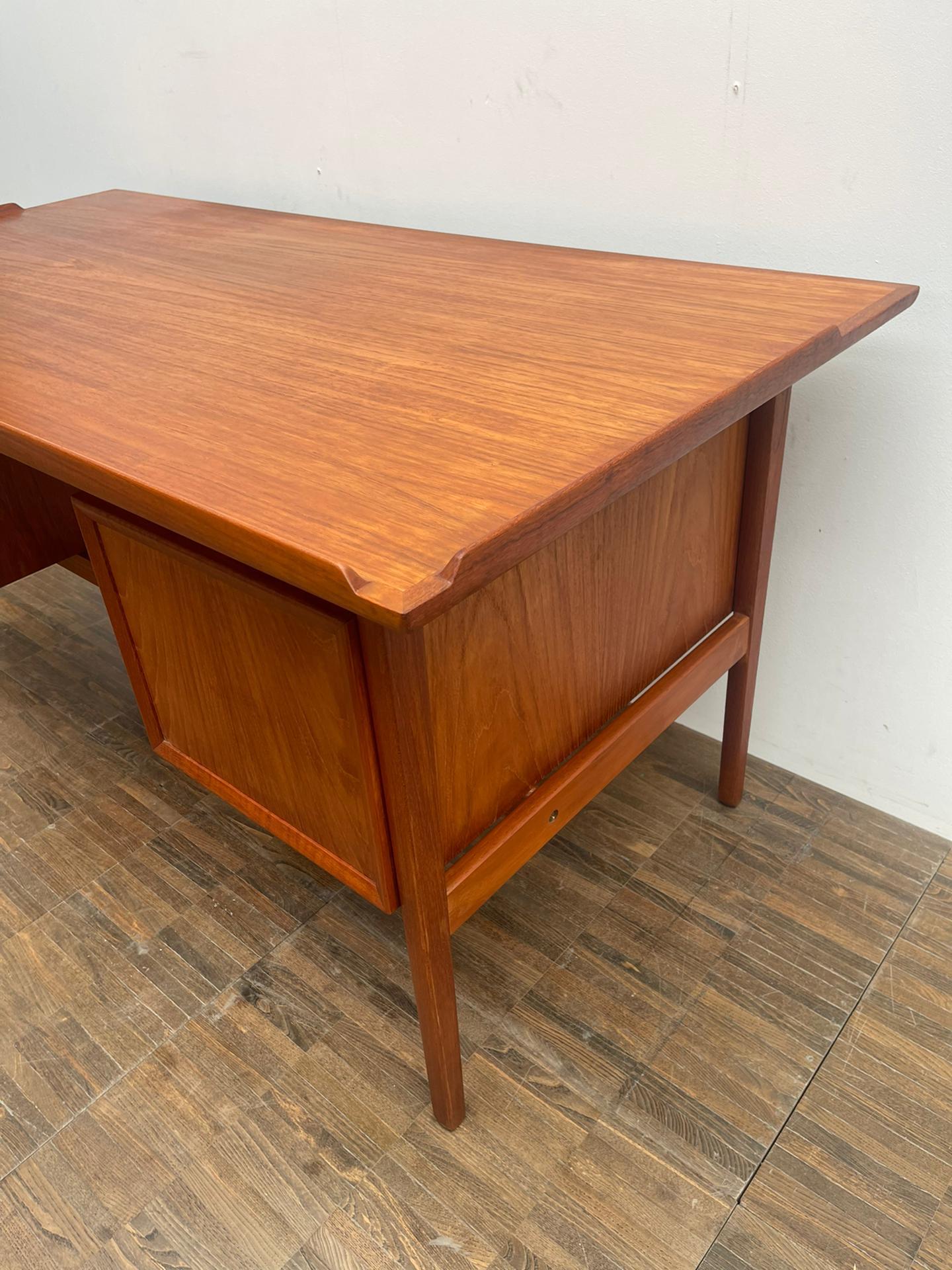 Mid-Century Modern Brown Teak Desk with Drawers In Good Condition In Brussels, BE