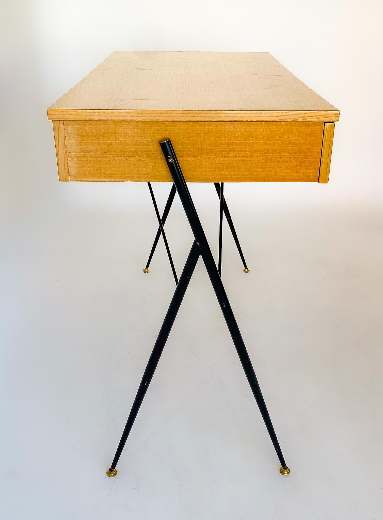 Mid-Century Modern Brown Wooden Brass Desk in the style of Silvio Cavatorta, Italy 1950s.

Very rare Italian desk and writing table produced in the 50s in the style of Silvio Cavatorta. The light brown wooden desk with a lacquered surface features