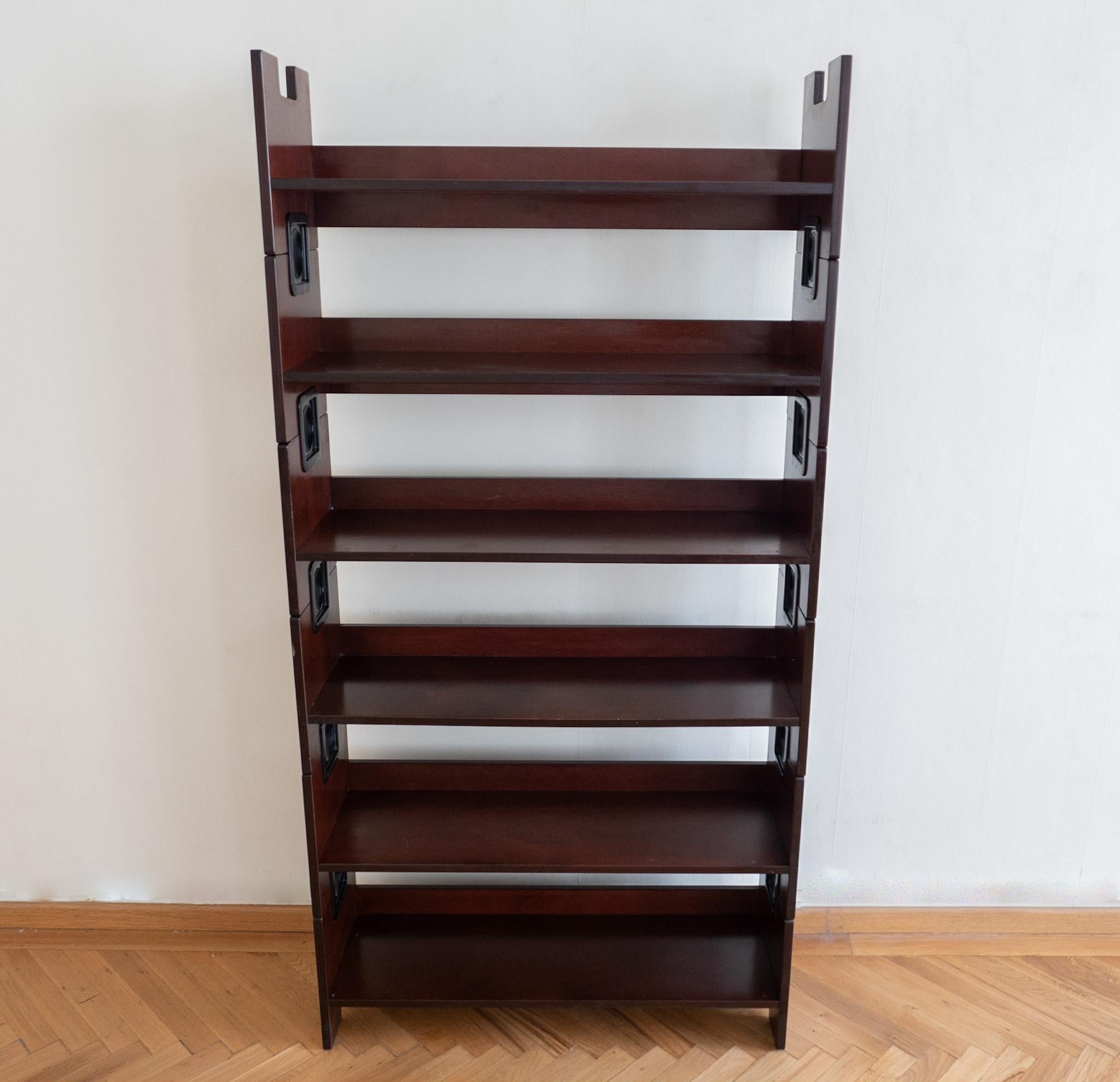 Mid-Century Modern Brown Wooden Stackable Bookcase by BBB Bonacina, Italy 70s.

Introducing the BBB Bonacina Stackable Veneer Wood Bookcase with Black Plastic Accents - A Contemporary Storage Marvel!

Discover the perfect blend of form and