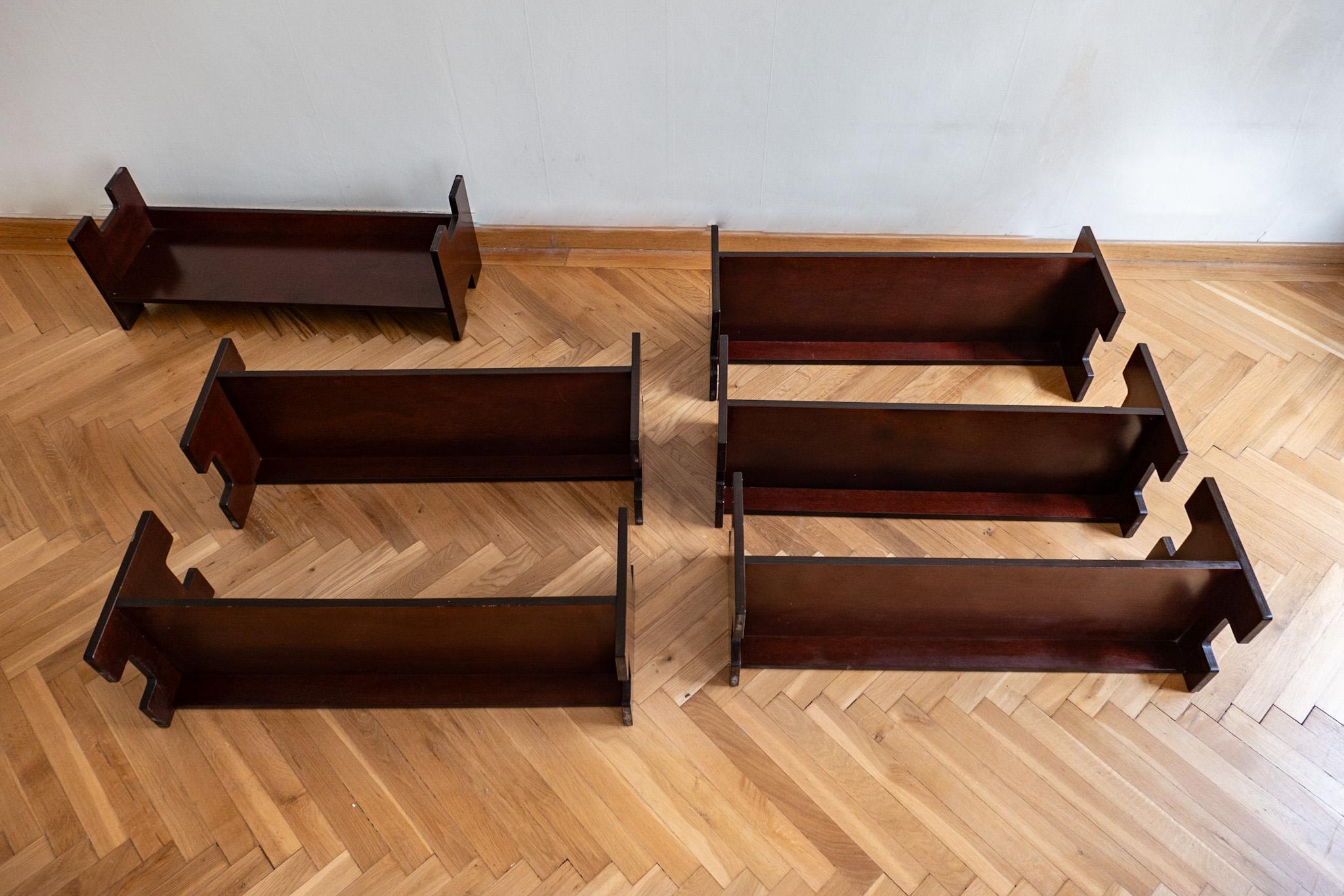 Modernes stapelbares Bücherregal aus braunem Holz von BBB Bonacina, Italien 70er Jahre im Angebot 6