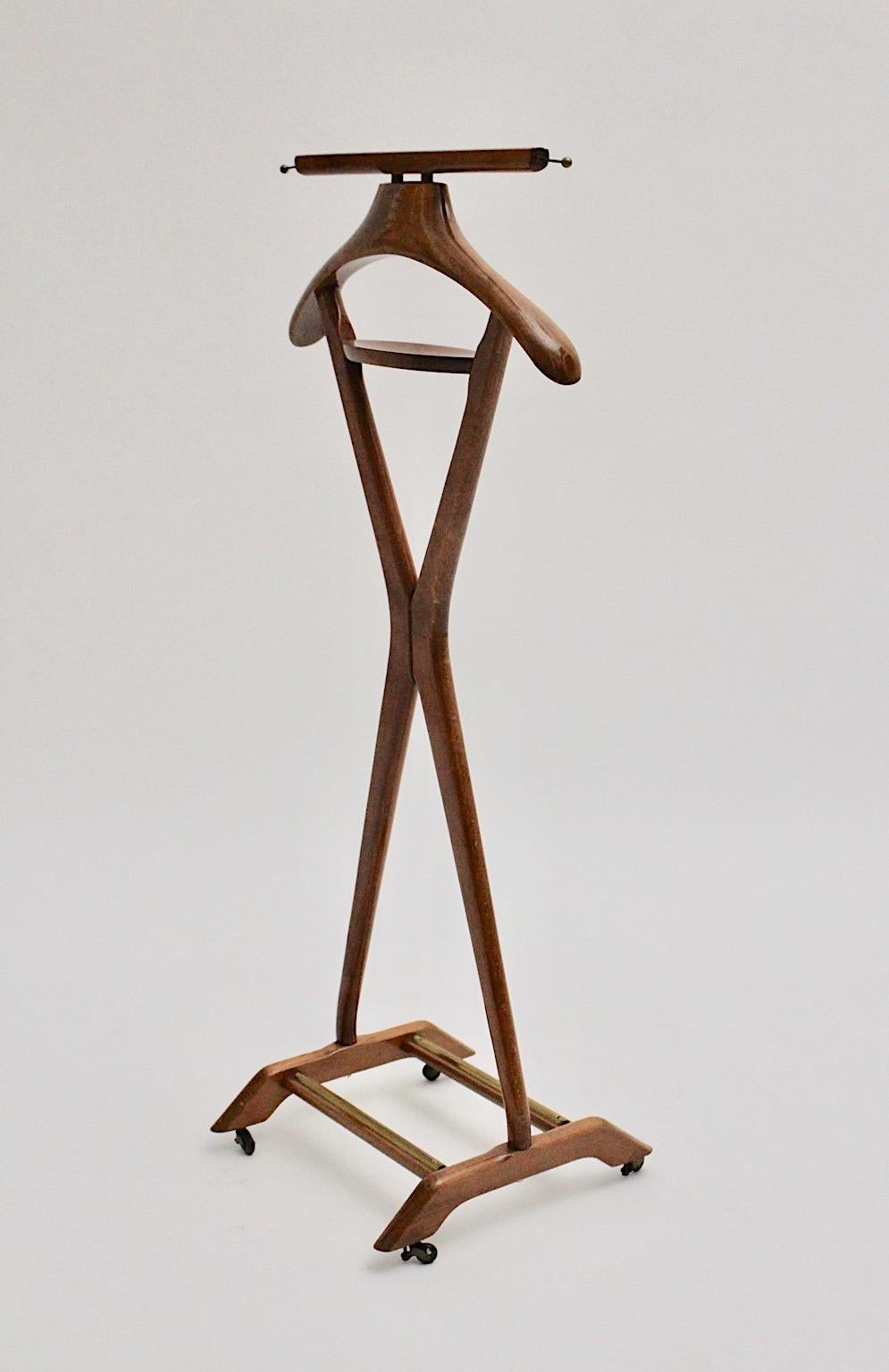 Mid-Century Modern vintage valet or coat rack from beech in warm brown color by Ico Parisi for Fratelli Reguitti 1950s Italy.
Throughout its amazing X form the valet or coat rack shows a slightly tapered shape, which is giving a certain