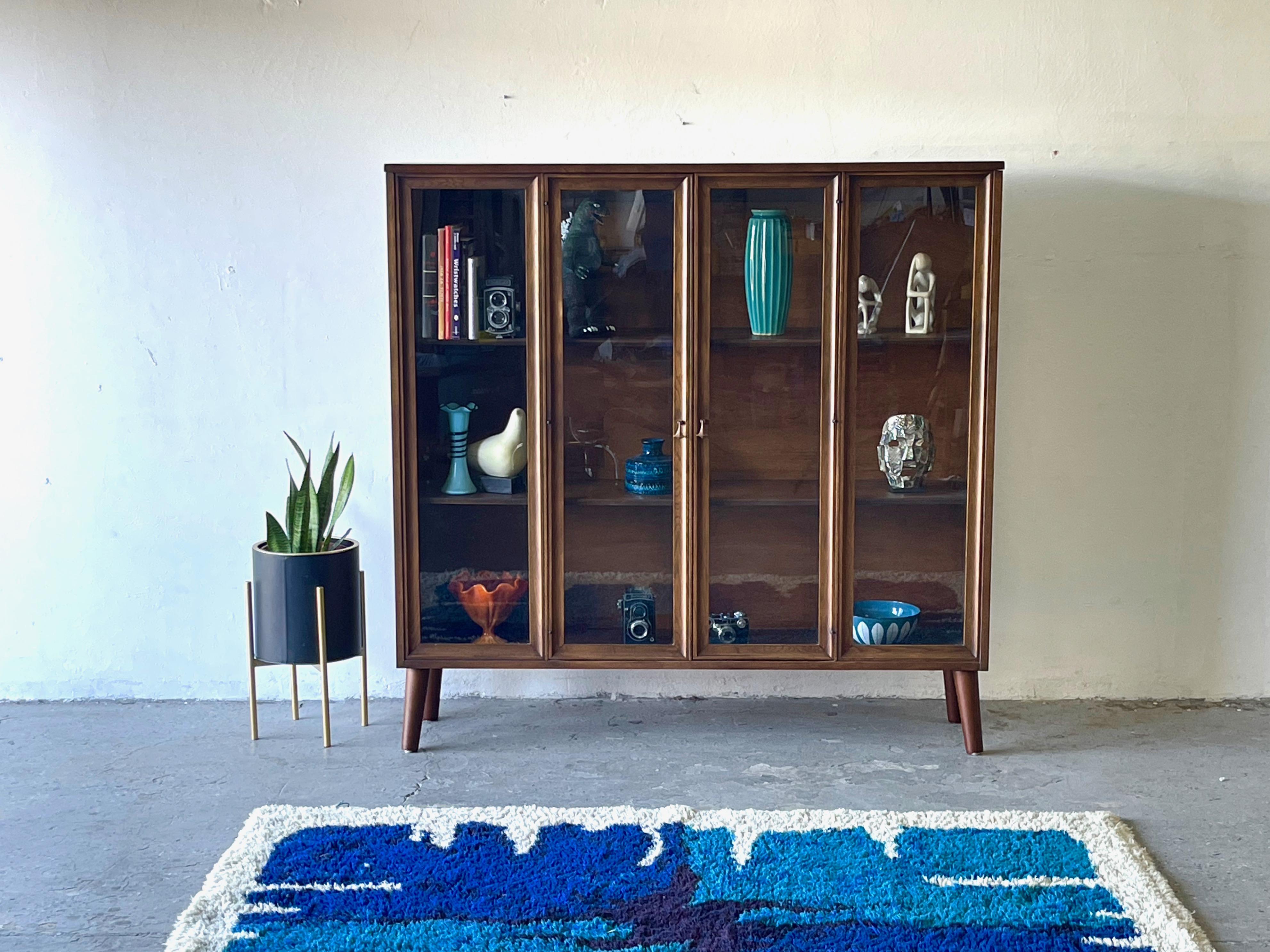 Mid-Century Modern Broyhill Brasilia China display cabinet


Need a place to store books, glassware or something else cool that you like to collect? This mid century modern cabinet with glass doors is a great solution!


This vintage 1960s