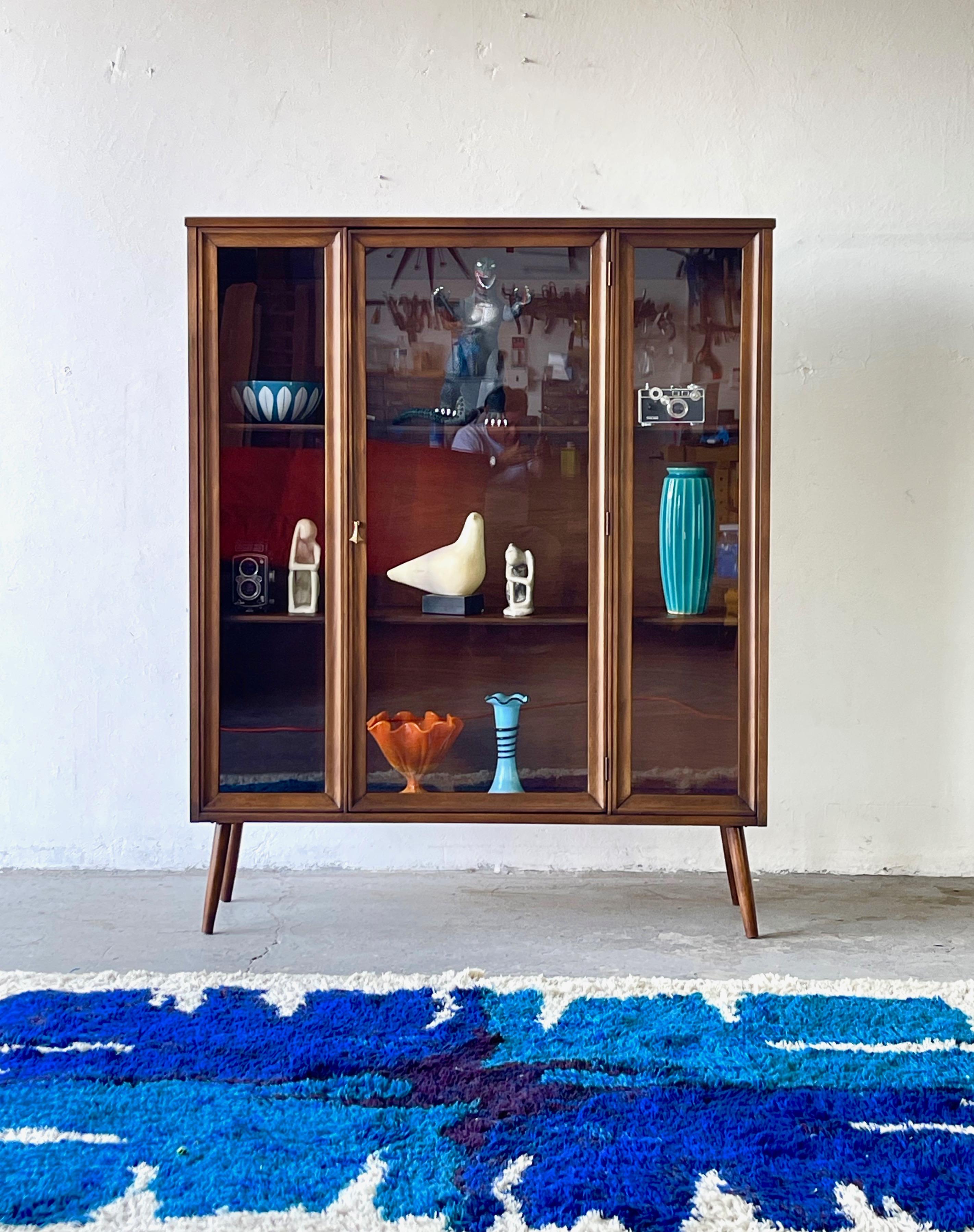 Mid-Century Modern Broyhill Brasilia China display cabinet


Need a place to store books, glassware or something else cool that you like to collect? This mid century modern cabinet with glass doors is a great solution!


This vintage 1960s