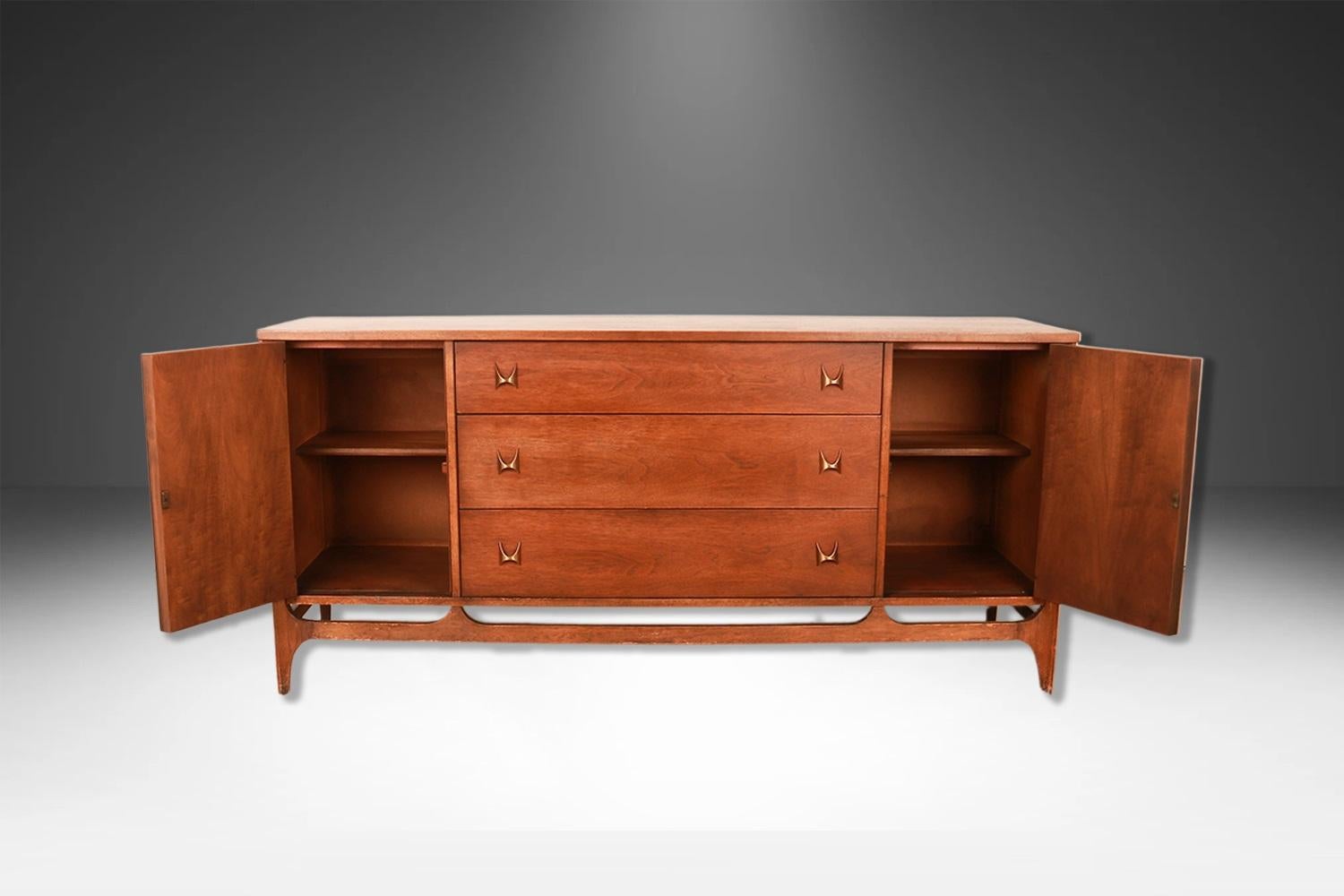 Vintage, circa early 1960s, Walnut credenza, dresser, ce bijou absolu reste dans un état presque vierge. La ligne Brasilia est une collection qui a été présentée pour la première fois à l'exposition universelle de Seattle en 1962, en hommage au