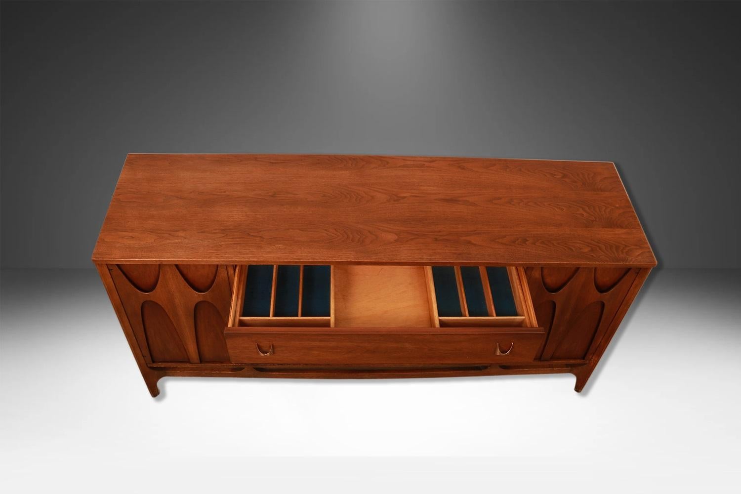 Mid-Century Modern Crédence Broyhill Brasilia moderne du milieu du siècle dernier en vente