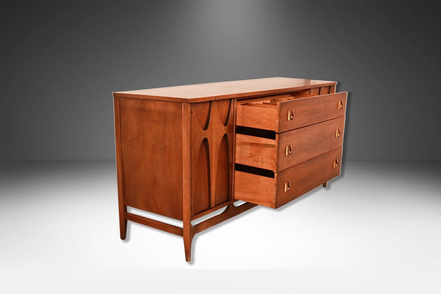 Crédence Broyhill Brasilia moderne du milieu du siècle dernier État moyen - En vente à Baltimore, MD