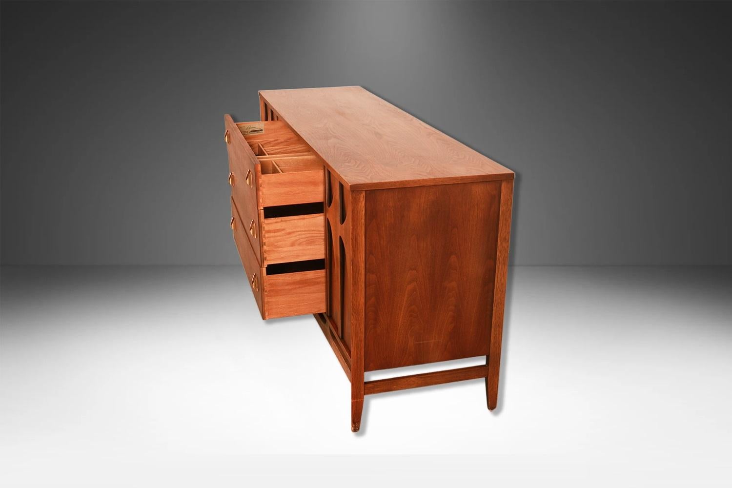 Crédence Broyhill Brasilia moderne du milieu du siècle dernier en vente 2