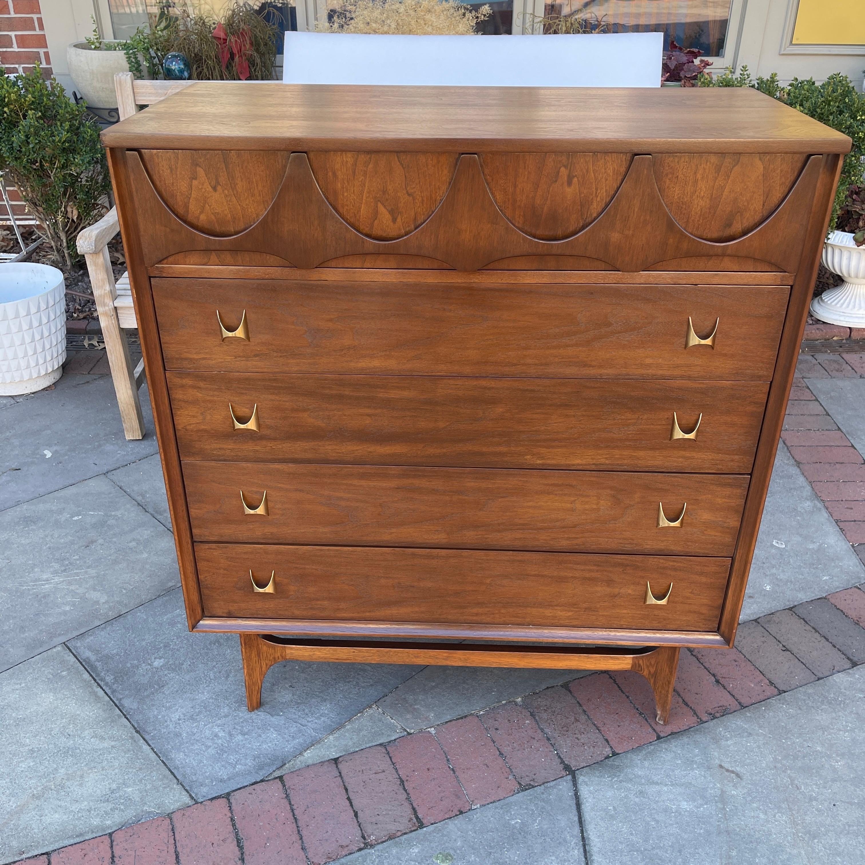 Mid-Century Modern Broyhill Brasilia chest of drawers dresser. American mid-century Brasilia chest of drawers by Broyhill. No other American mid-century furniture line has become as synonymous with a certain type of curvilinear decoration as