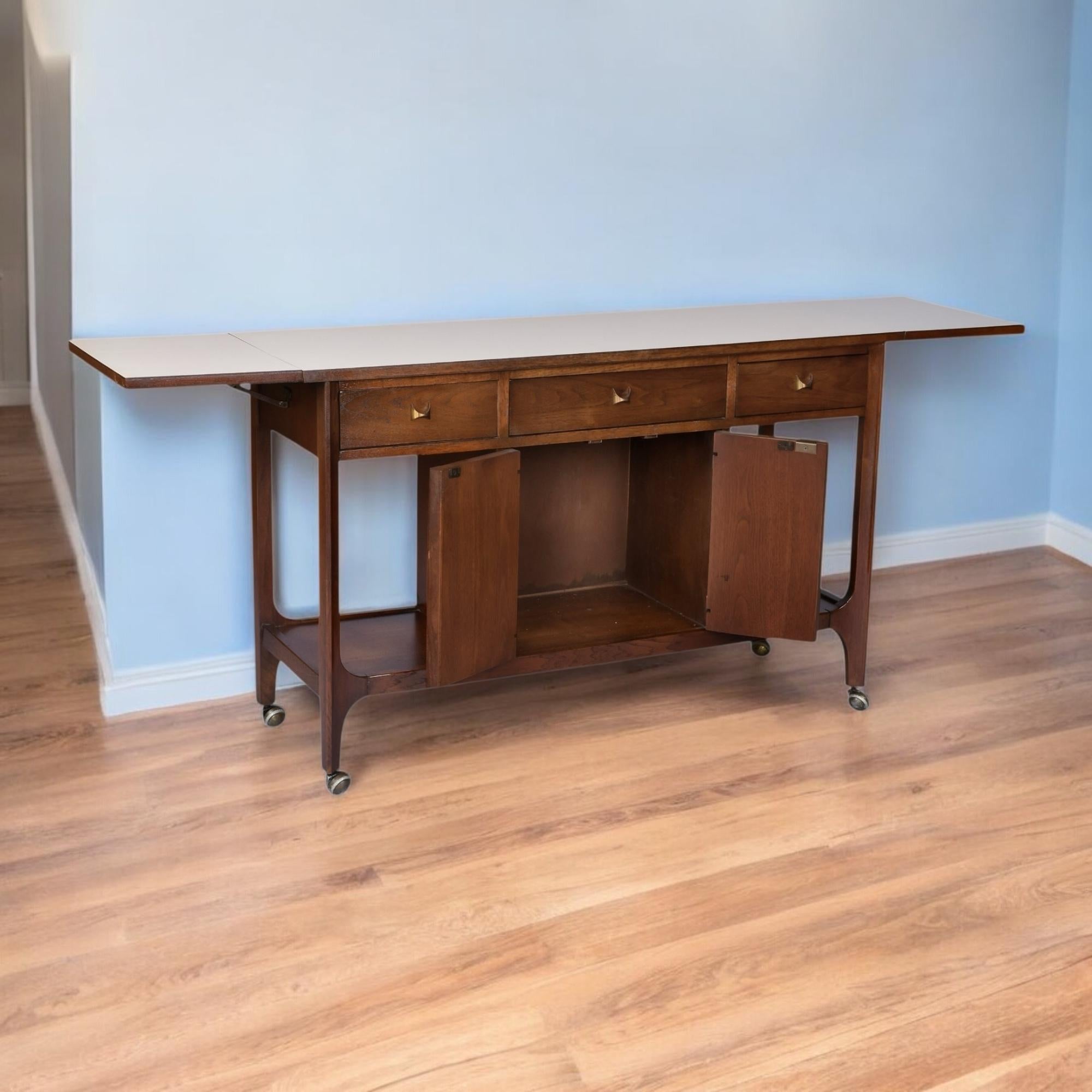 Mid-Century Modern Broyhill Brasilia Expanding Nussbaum Bar Cart (amerikanisch) im Angebot