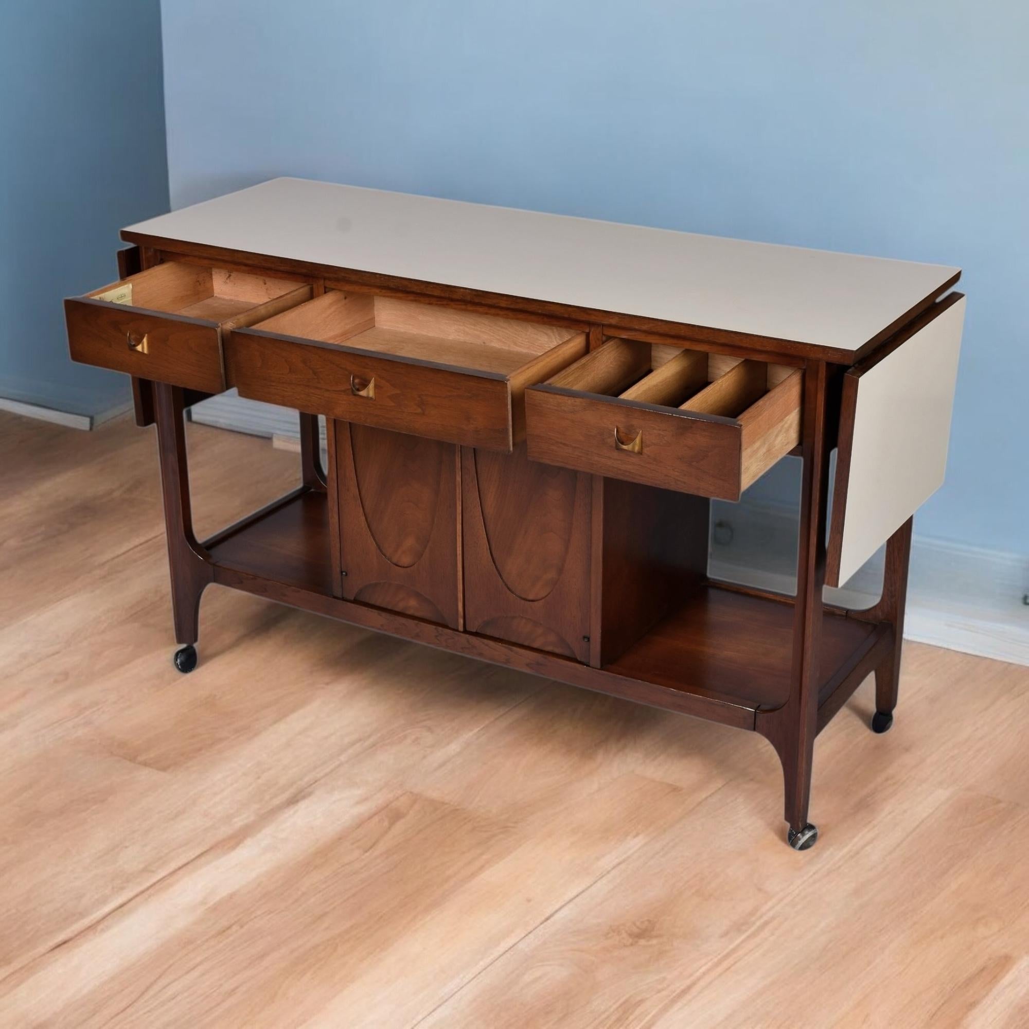Mid-Century Modern Broyhill Brasilia Expanding Nussbaum Bar Cart (Geschnitzt) im Angebot