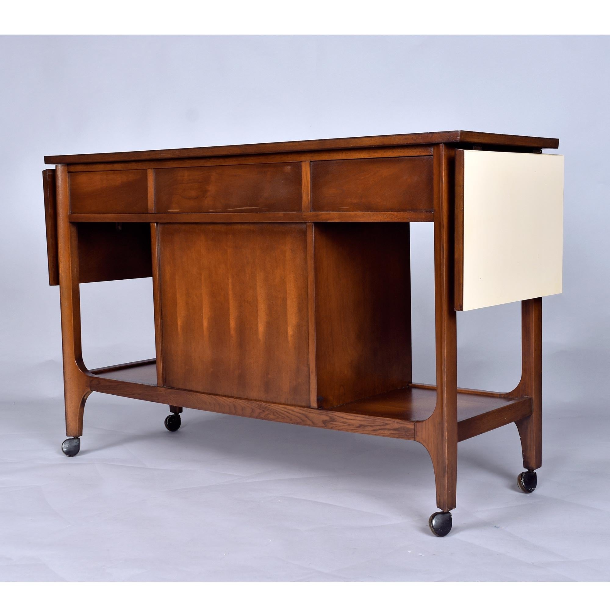 Mid-Century Modern Broyhill Brasilia Expanding Nussbaum Bar Cart (Moderne der Mitte des Jahrhunderts) im Angebot