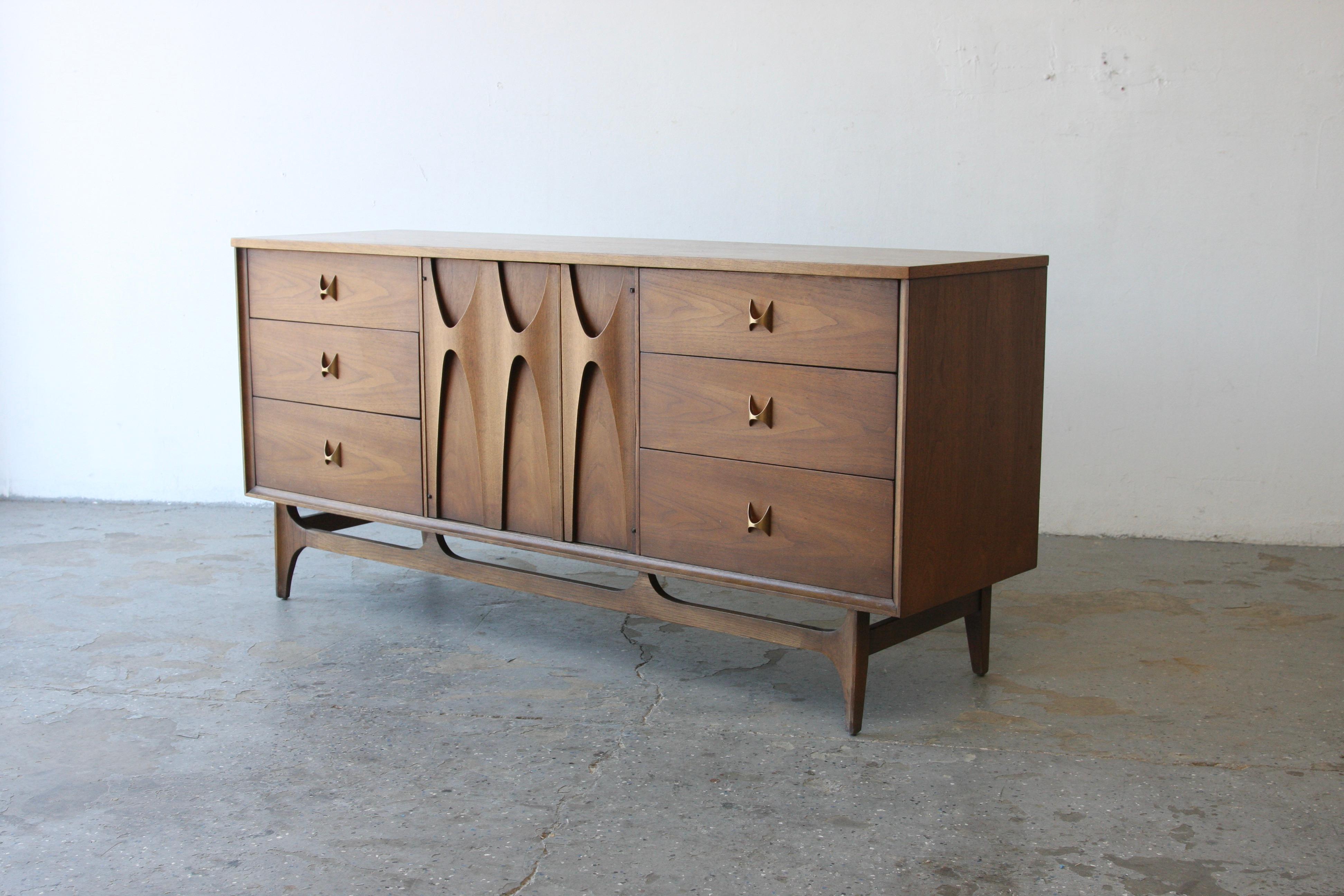 Mid Century Modern Broyhill BRASILIA Long Dresser / Credenza In Good Condition In Las Vegas, NV