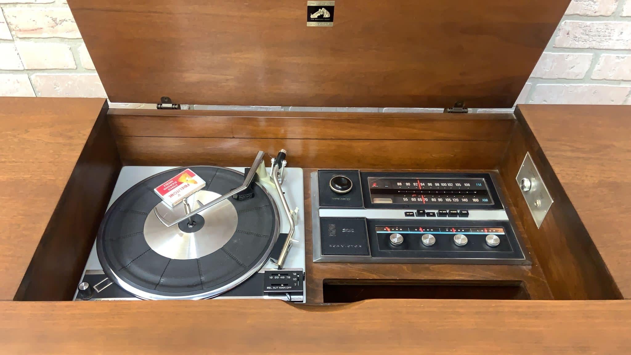 Crédence stéréo Broyhill Brasilia RCA Victor Victrola mi-siècle moderne en vente 2