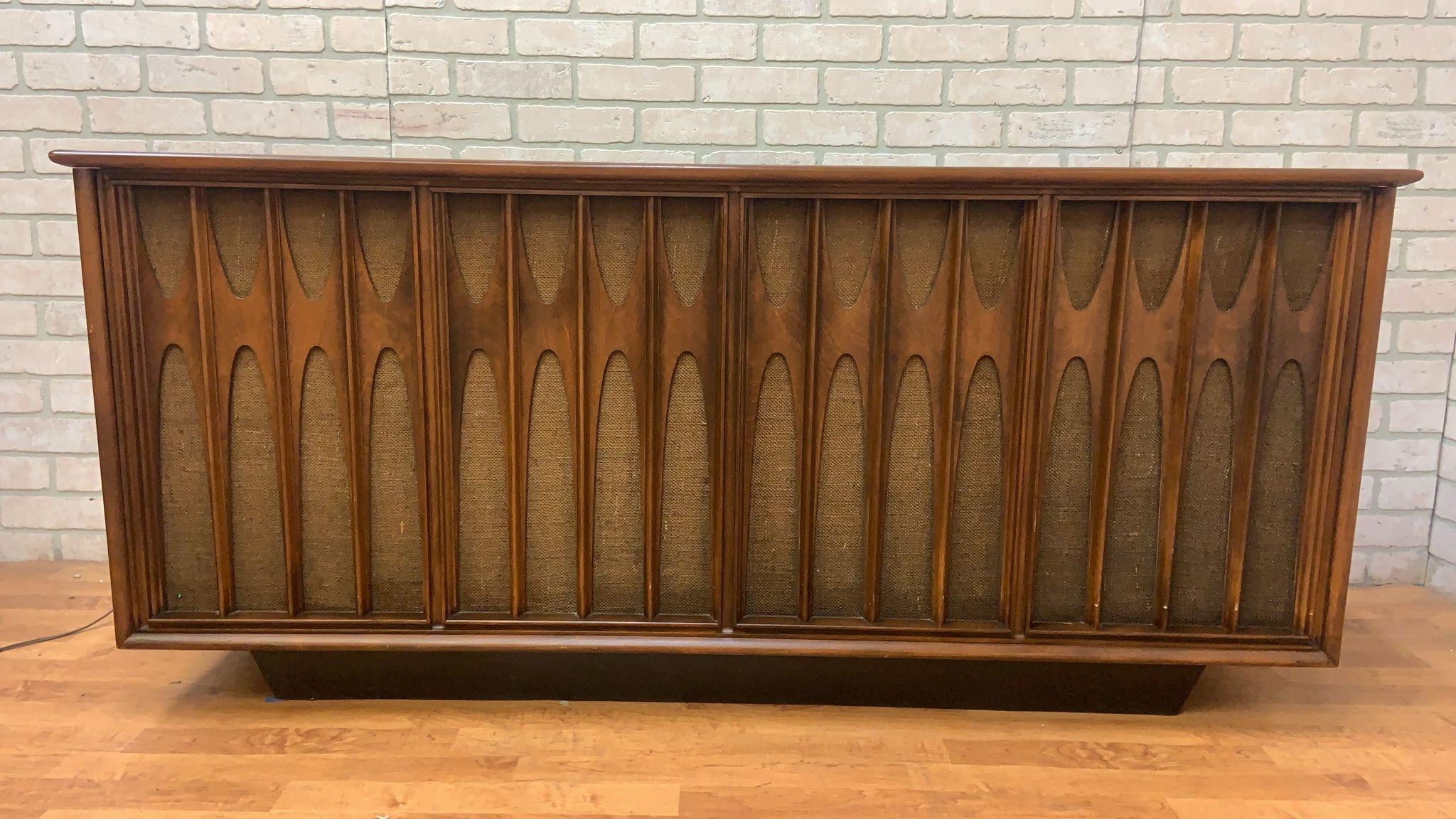 Mid Century Modern Broyhill Brasilia RCA Victor Victrola Stereo Console Credenza 

This beautiful AM/FM radio/record player is hand crafted and carved out of walnut. This is the perfect console piece for your mid century modern home. This RCA Victor