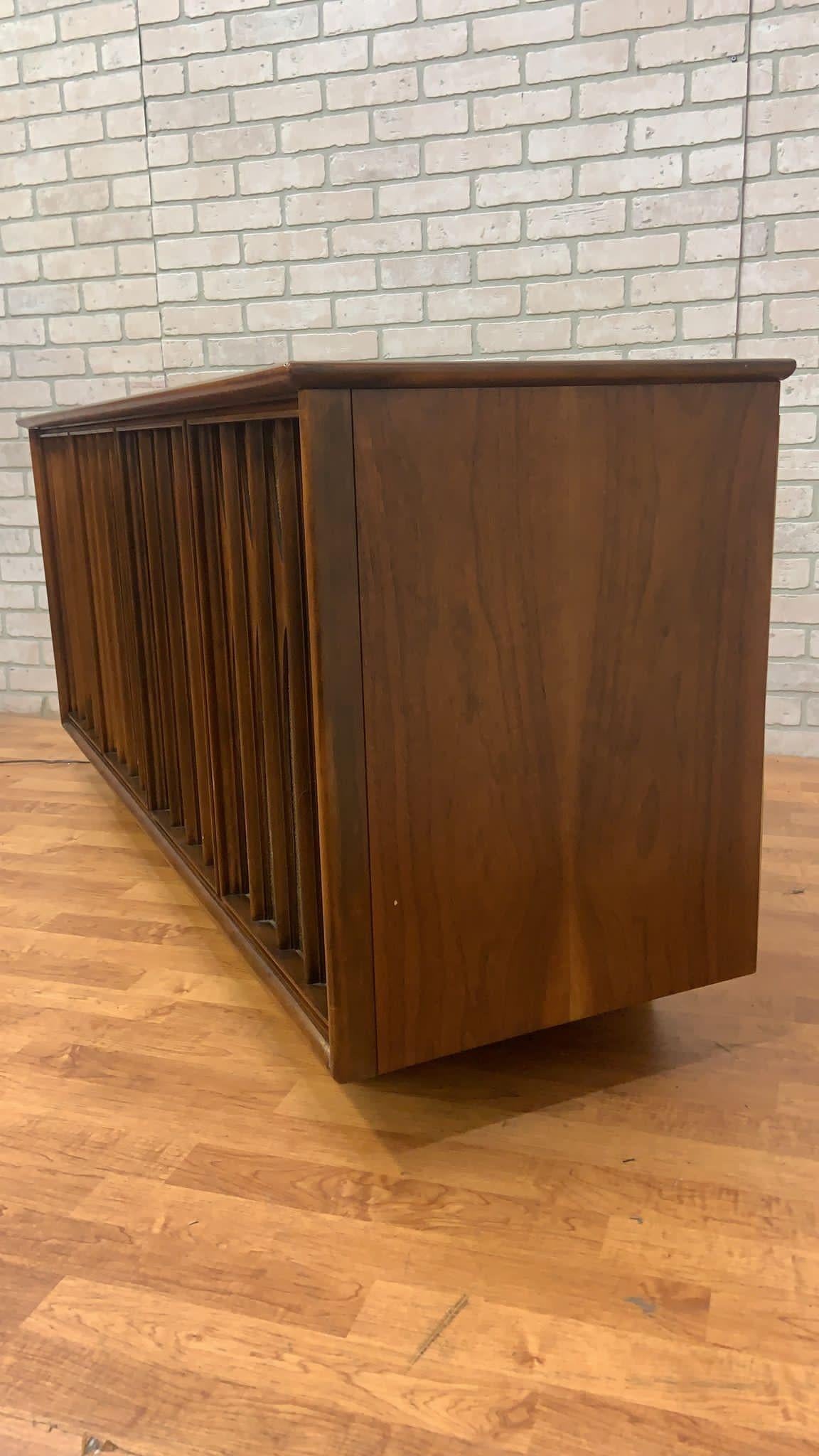 Mid Century Modern Broyhill Brasilia RCA Victor Victrola Stereo Console Credenza In Good Condition For Sale In Chicago, IL