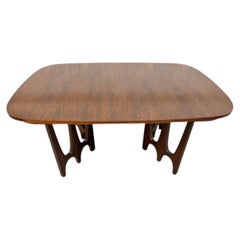 Mid-Century-Modern-Esstisch „Broyhill Brasilia“ aus geformtem Nussbaumholz – restauriert!