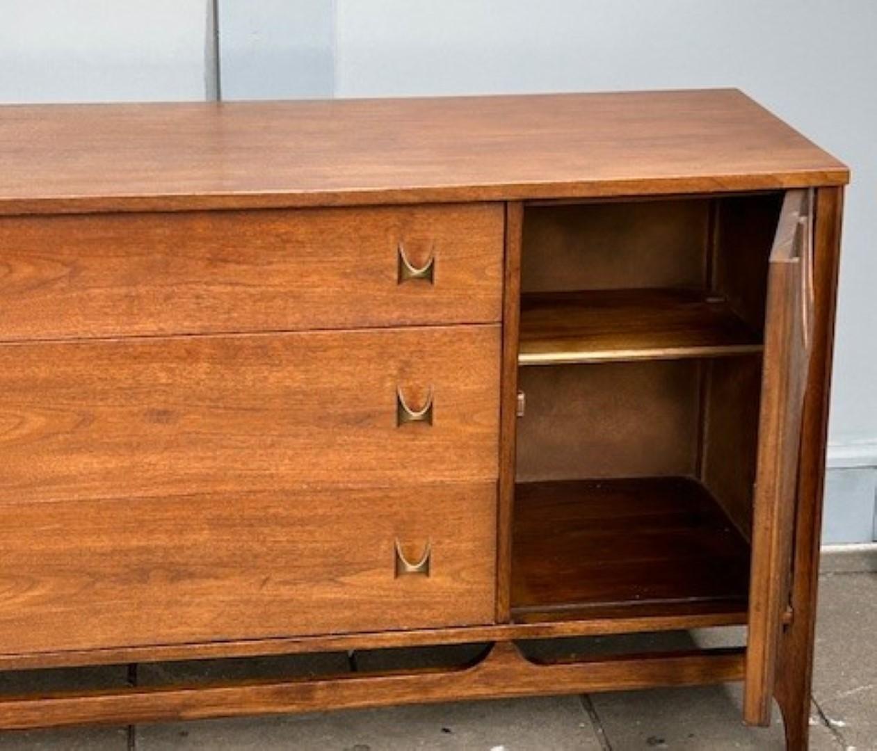 Buffet 'Brasilia' de Broyhill, américain, C.I.C., années 1960. en vente 5