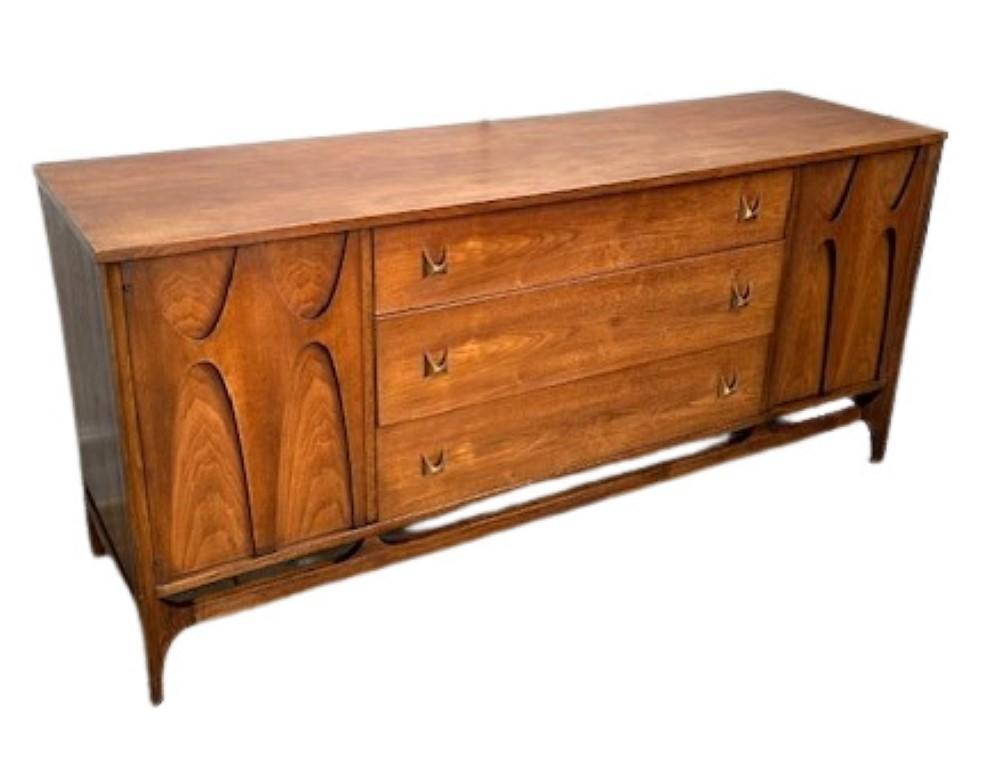 Buffet 'Brasilia' de Broyhill, américain, C.I.C., années 1960. 

Fabuleux et rare buffet / crédence en noyer 'Brasilia' de Broyhill. Ce chef-d'œuvre de la modernité du milieu du siècle témoigne du style durable de cette époque.

La ligne Brasilia