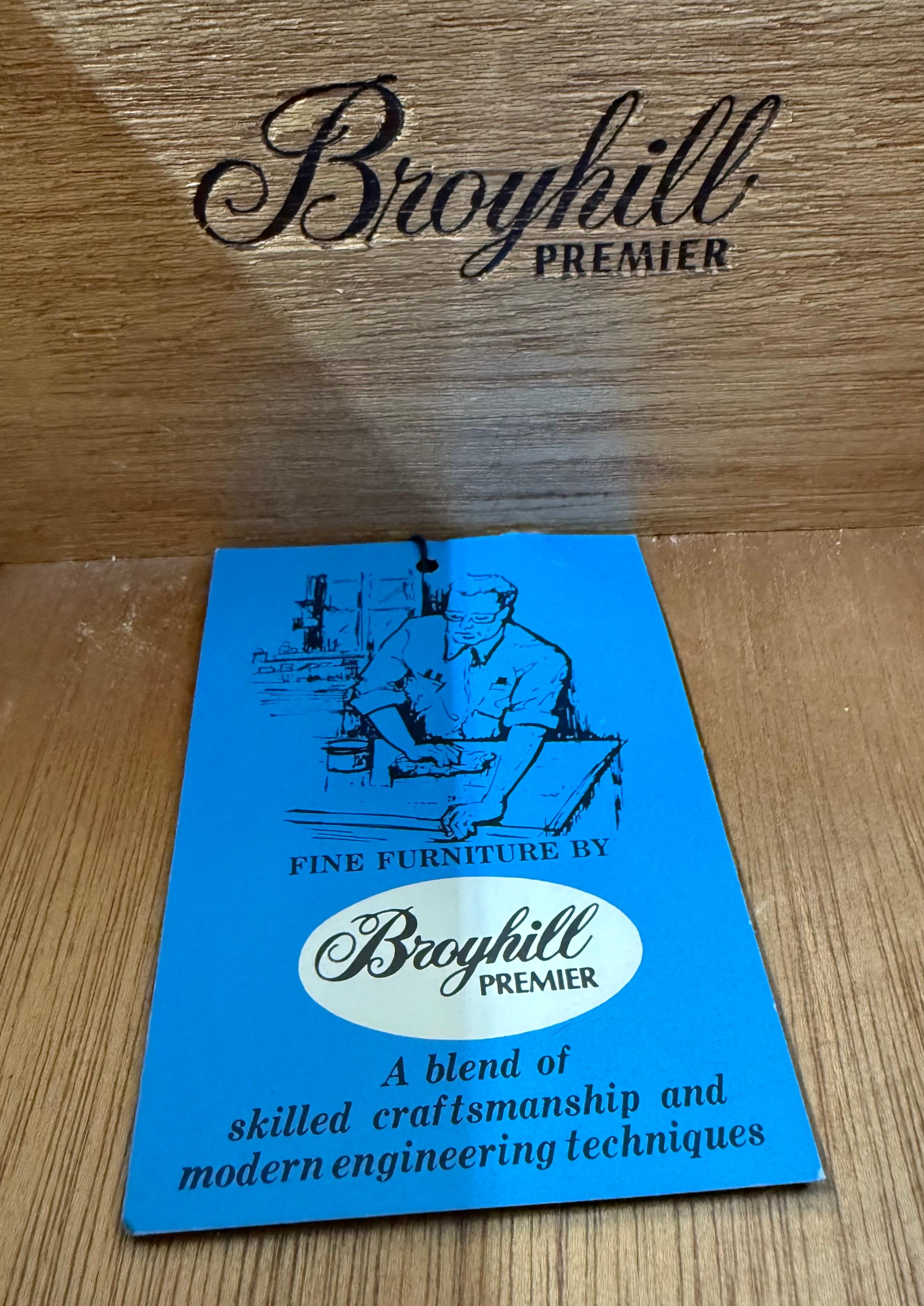 Mid-Century Modern Broyhill Brasilia Sideboard For Sale 7