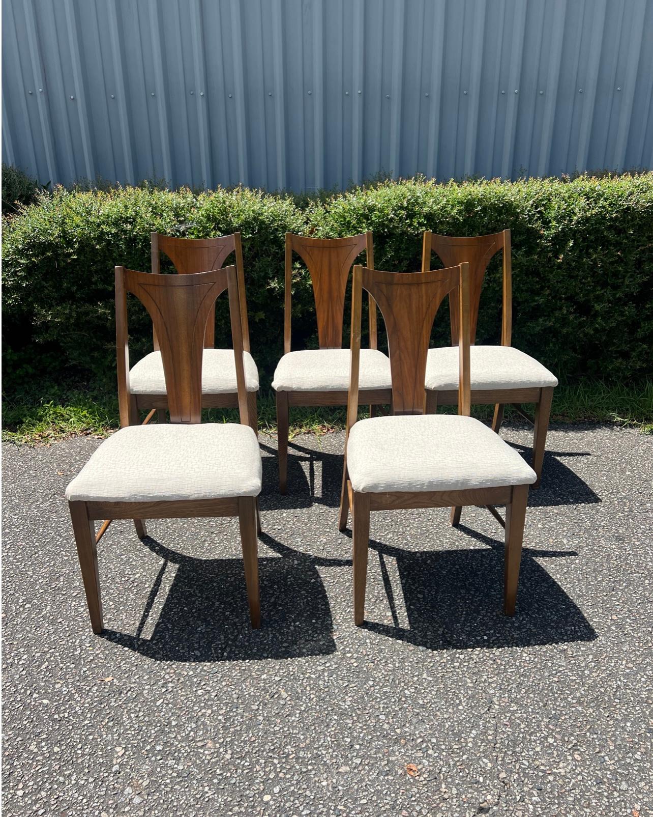 A set of 5 Broyhill Brasilia II Mid-Century Modern Dining Chairs. Circa 1960’s. All of the chairs are structurally sound with very minor blemishes to the wood.
We also have the coordinating dining table in the shop.  
