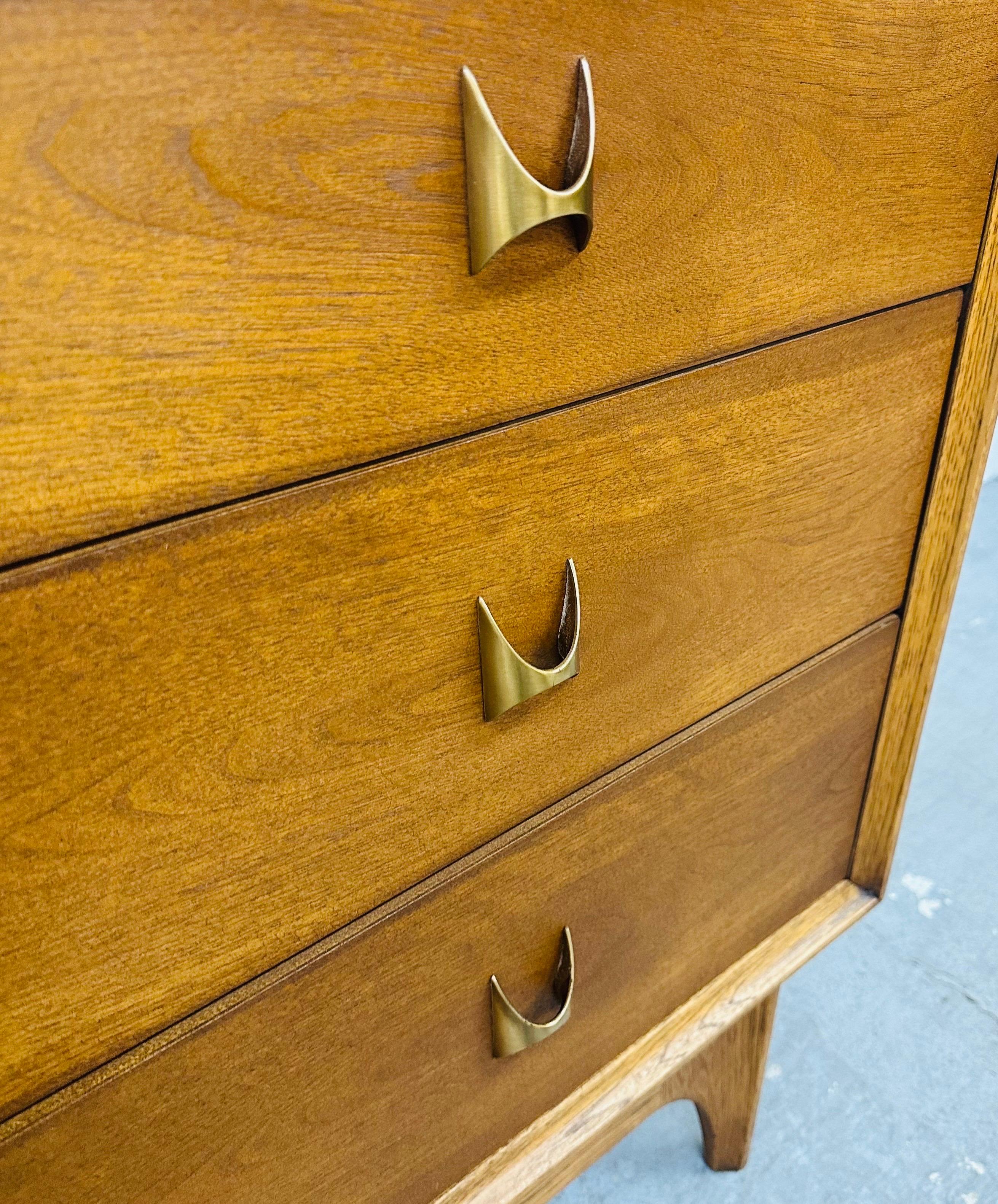 Mid-Century Modern Broyhill Brasilia Walnut 9-Drawer Dresser 4
