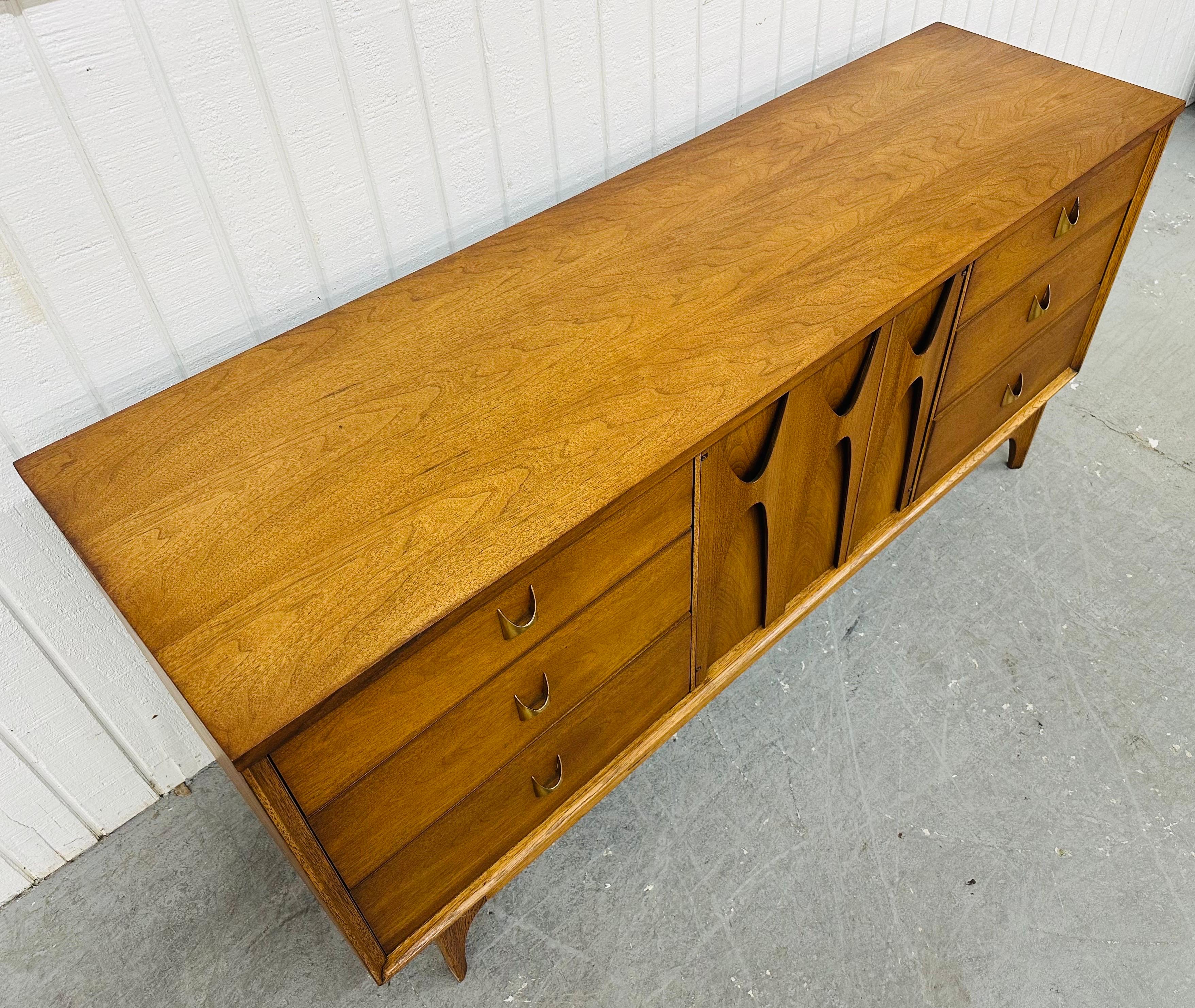 Mid-Century Modern Broyhill Brasilia Walnut 9-Drawer Dresser In Good Condition In Clarksboro, NJ