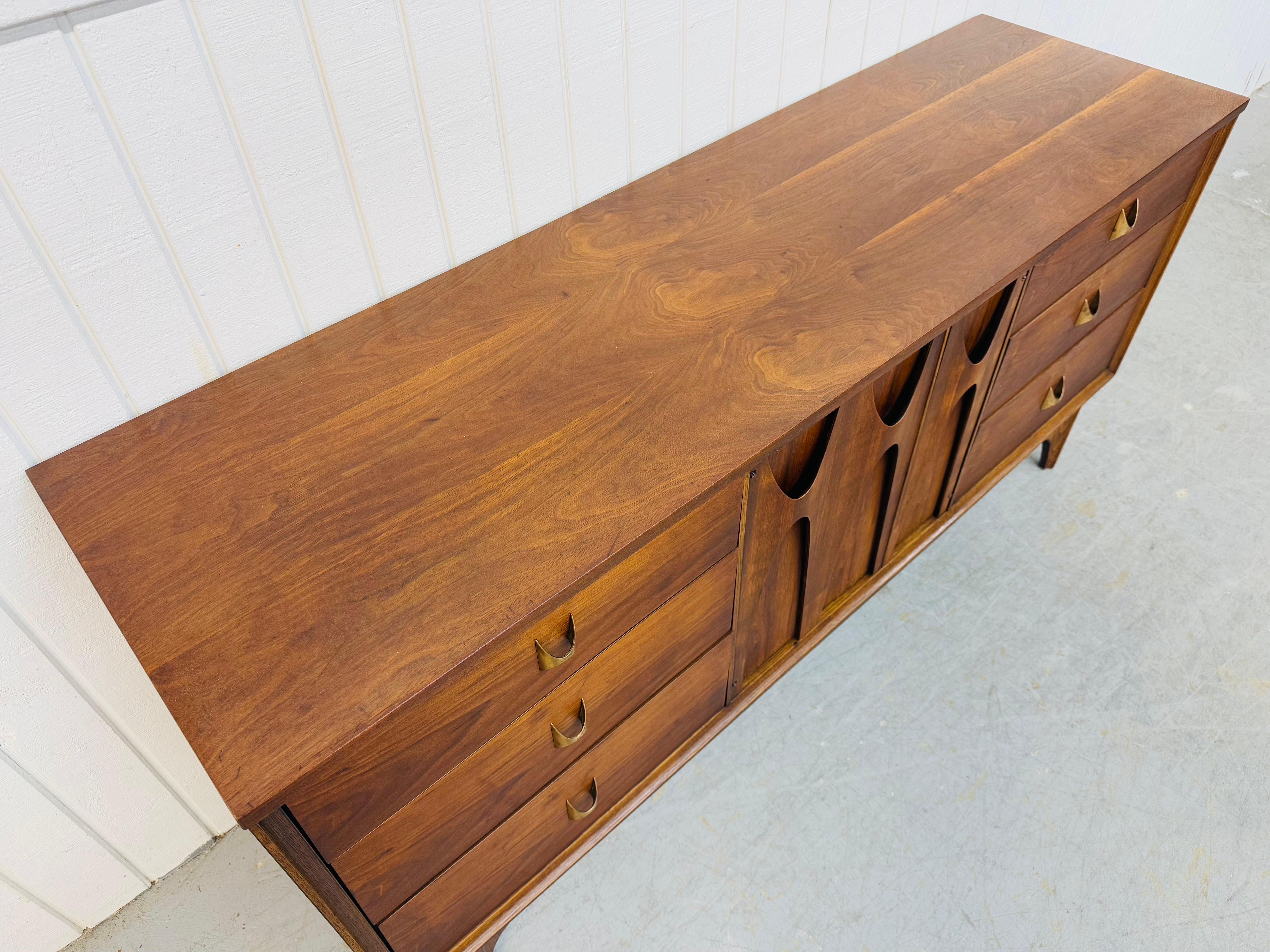Mid-Century Modern Broyhill Brasilia Walnut 9-Drawer Dresser In Good Condition In Clarksboro, NJ