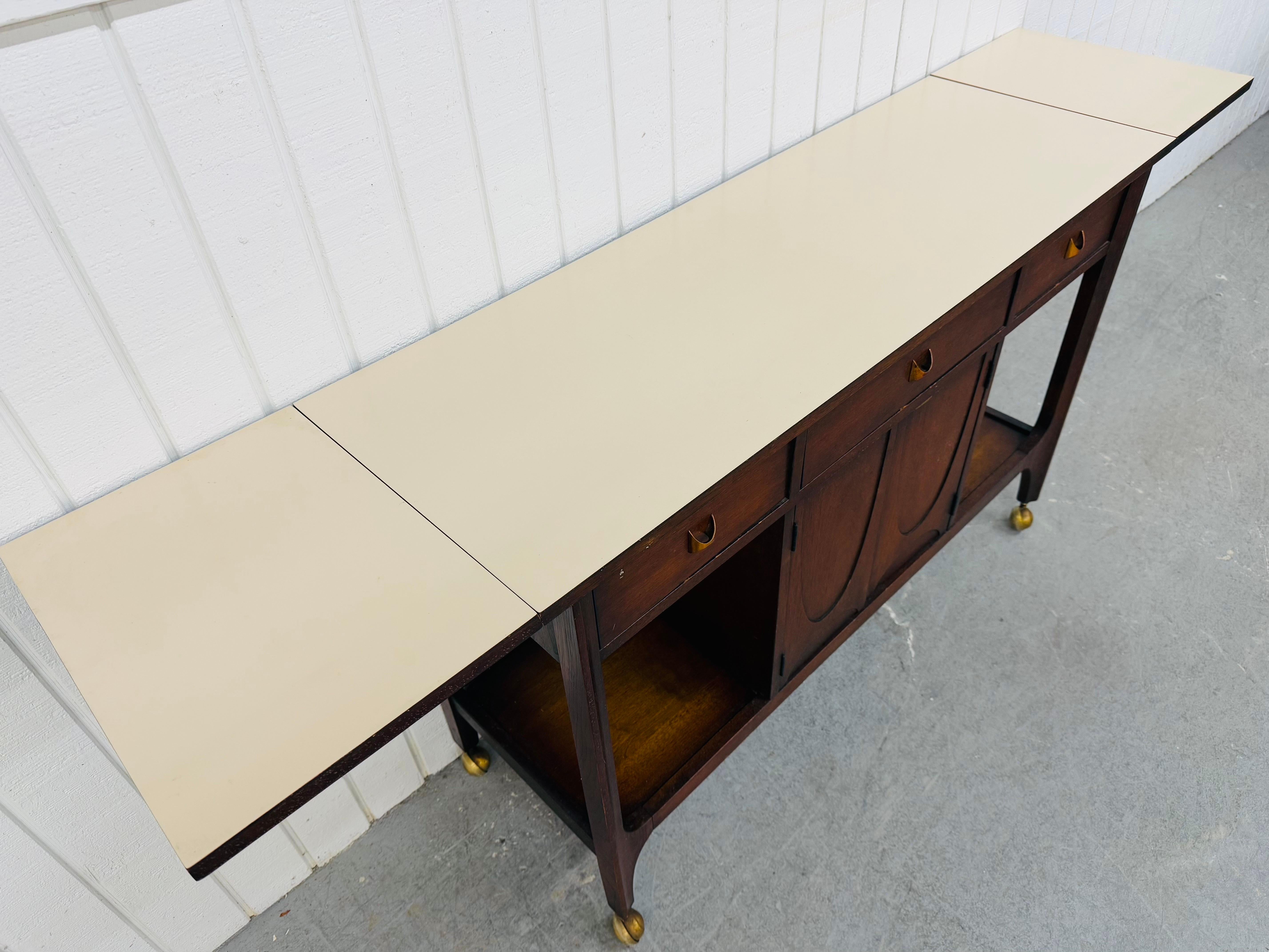 Broyhill Brasilia Barwagen aus Nussbaumholz, Mid-Century Modern (20. Jahrhundert)