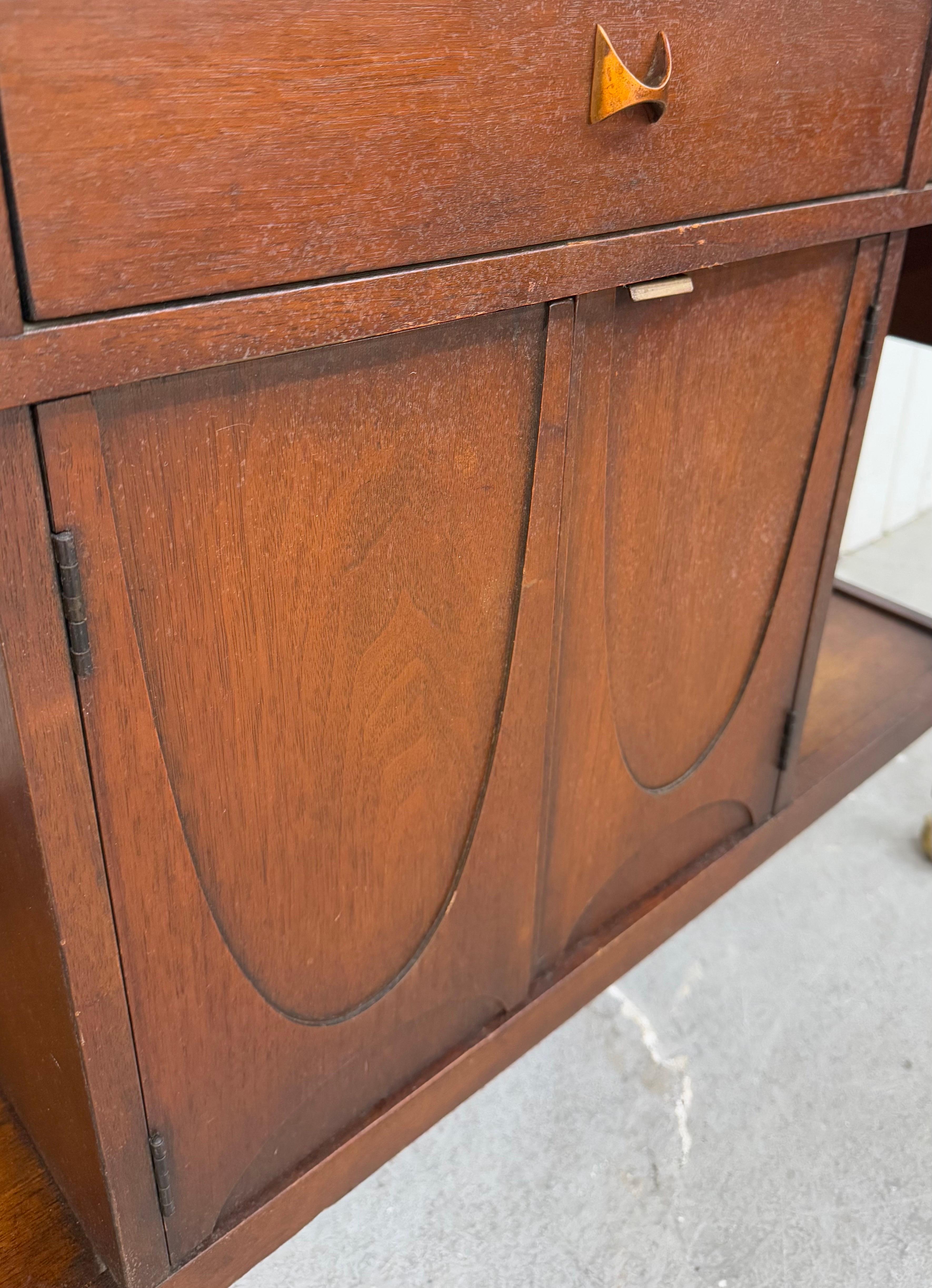 Broyhill Brasilia Barwagen aus Nussbaumholz, Mid-Century Modern 2