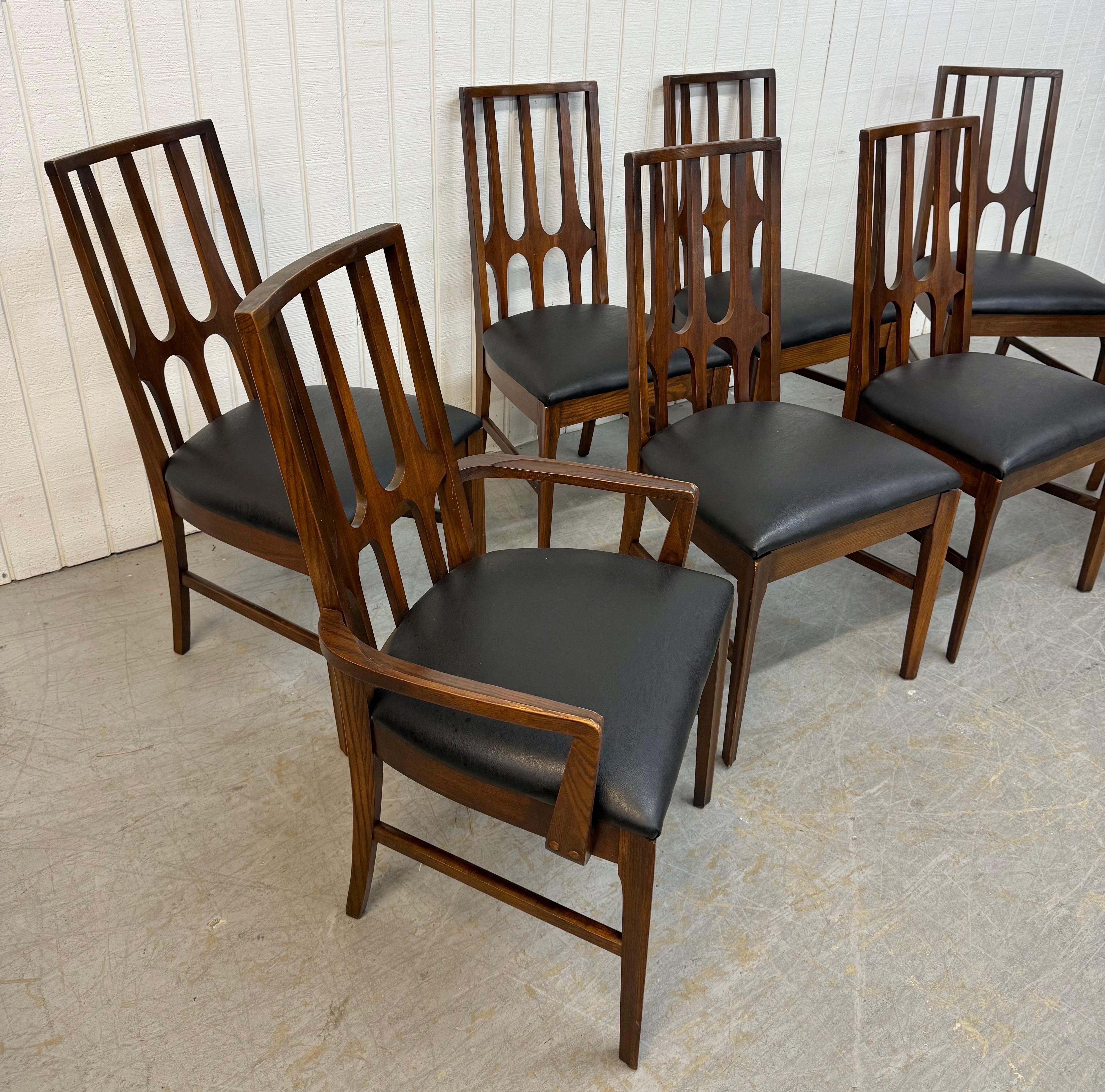 Questo annuncio si riferisce a un set di otto sedie da pranzo in noce Broyhill Brasilia, di epoca moderna. Con due poltrone, sei sedie laterali, schienali scolpiti, gambe moderne, nuova tappezzeria in vinile nero e una splendida finitura in noce.