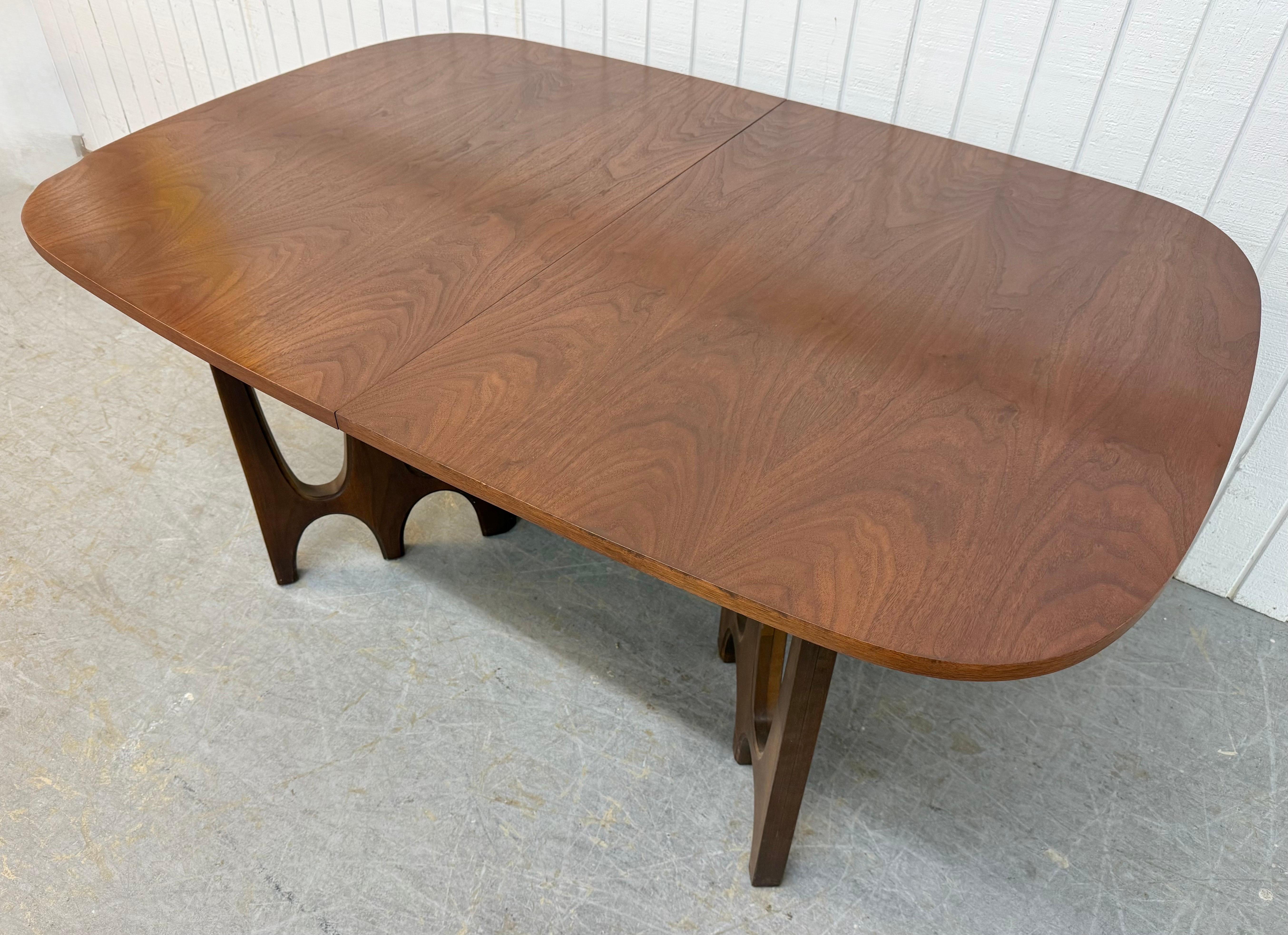 Mesa de comedor moderna de mediados de siglo Broyhill Brasilia de nogal Moderno de mediados de siglo en venta