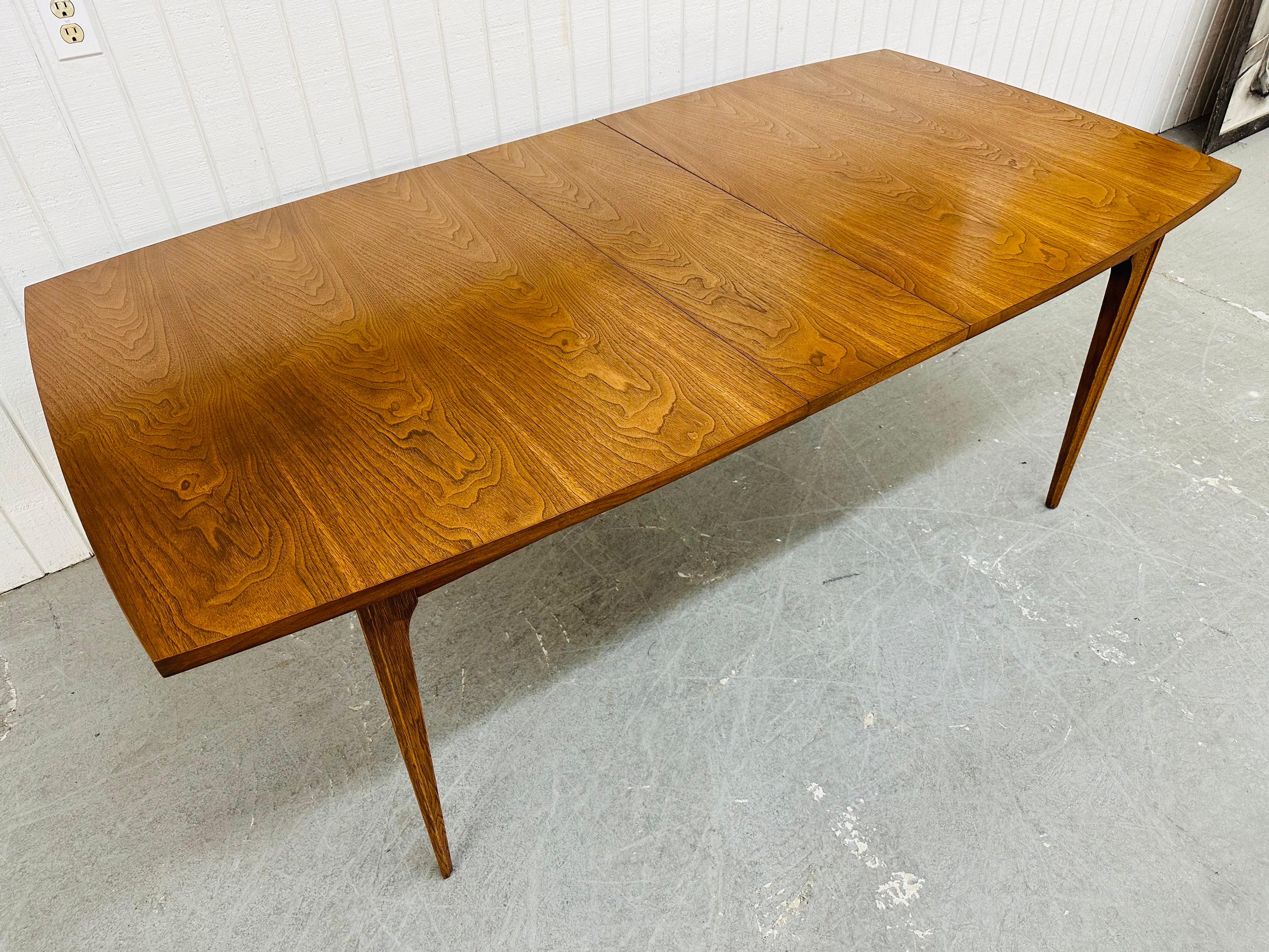Mid-Century Modern Broyhill Brasilia Walnut Dining Table In Good Condition In Clarksboro, NJ