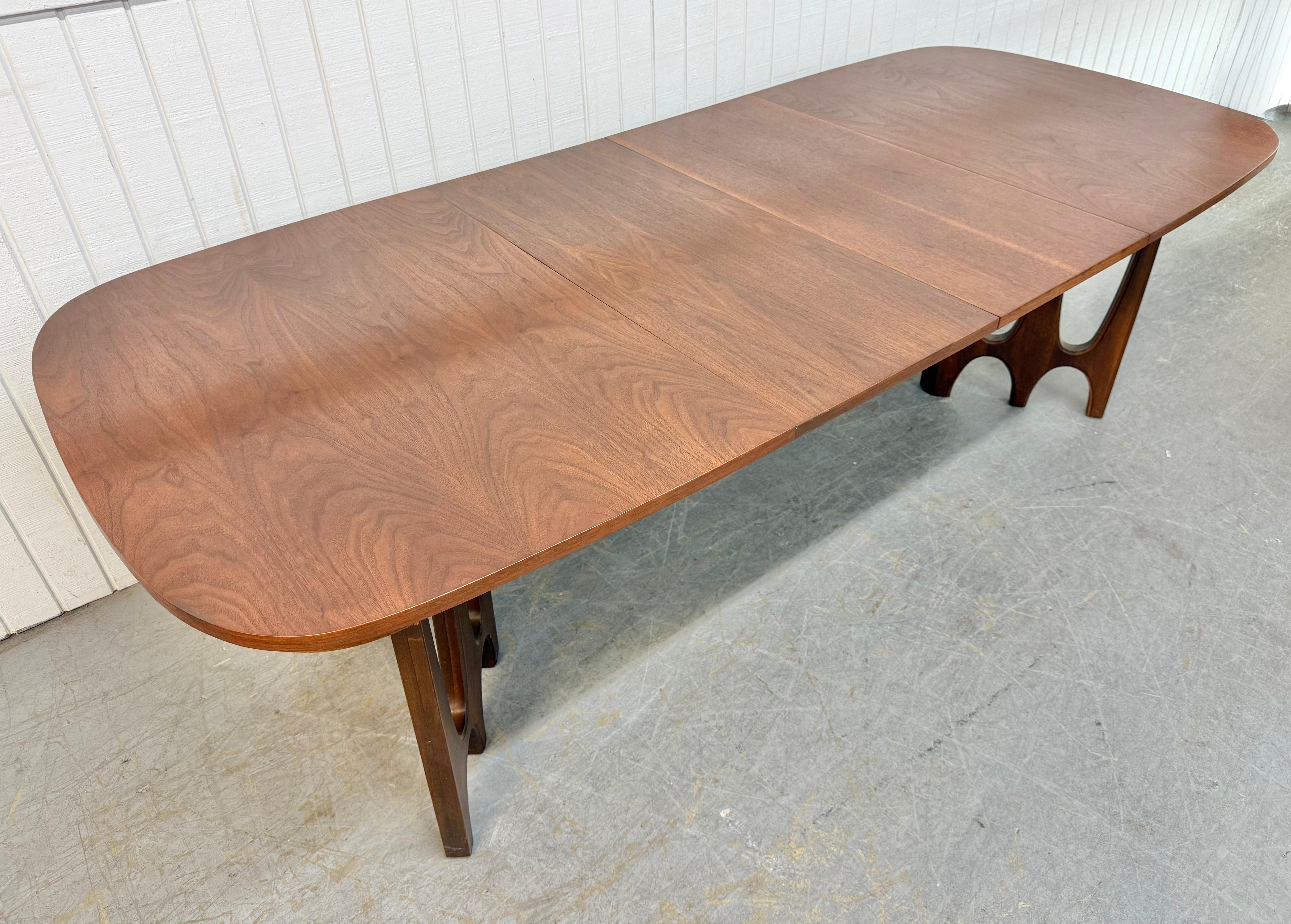 Mesa de comedor moderna de mediados de siglo Broyhill Brasilia de nogal Estadounidense en venta