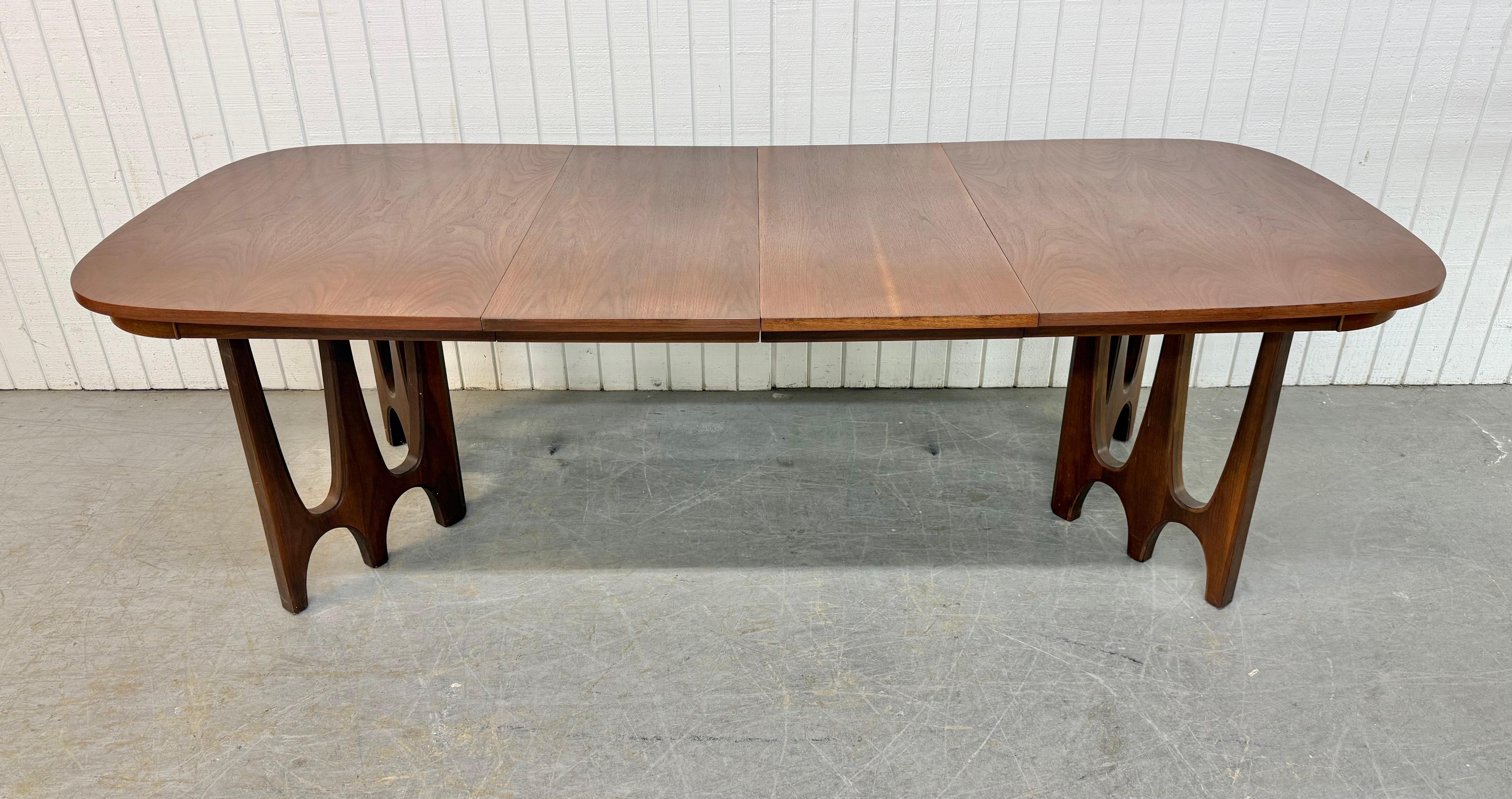 Mesa de comedor moderna de mediados de siglo Broyhill Brasilia de nogal en Bueno estado para la venta en Clarksboro, NJ